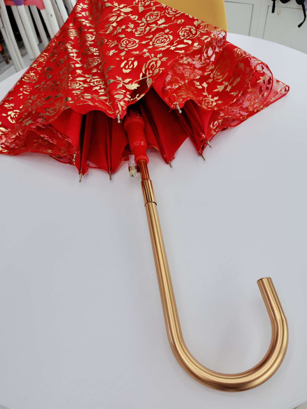 The bride's umbrella is a full sheet of gold-threaded embroidered wedding umbrella and a big red umbrella Item Picture