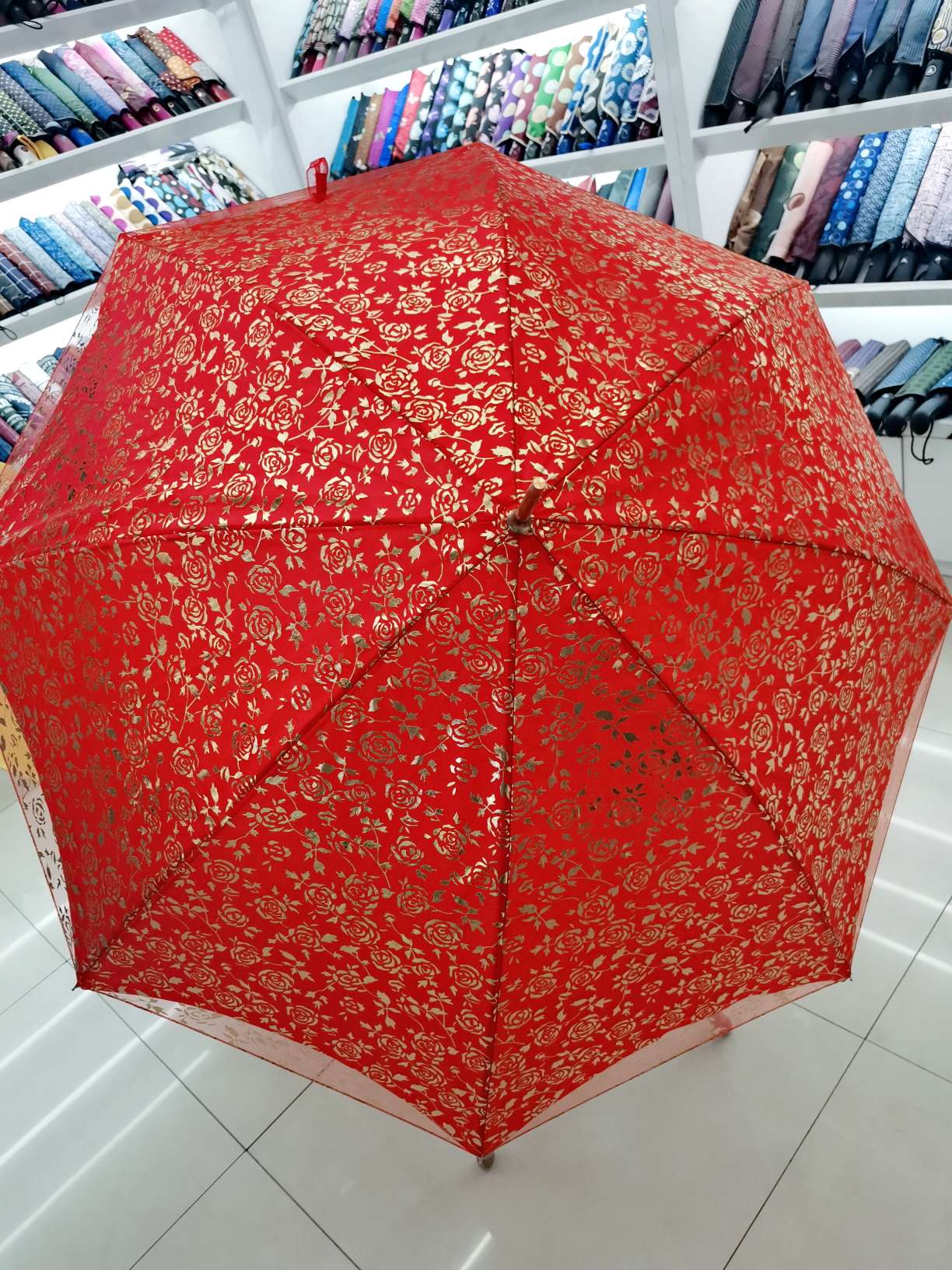 The bride's umbrella is a full sheet of gold-threaded embroidered wedding umbrella and a big red umbrella