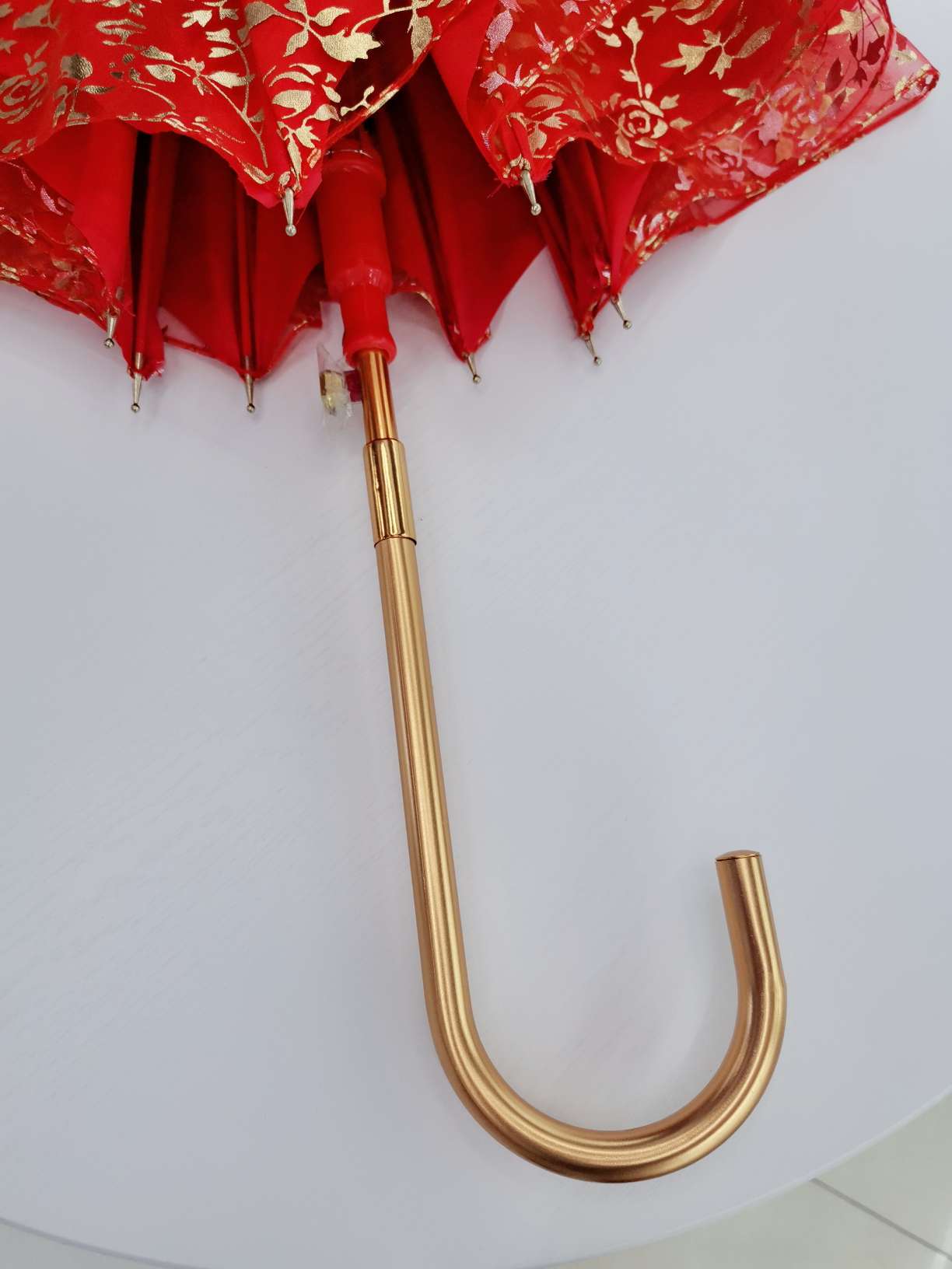 The bride's umbrella is a full sheet of gold-threaded embroidered wedding umbrella and a big red umbrella Specification image