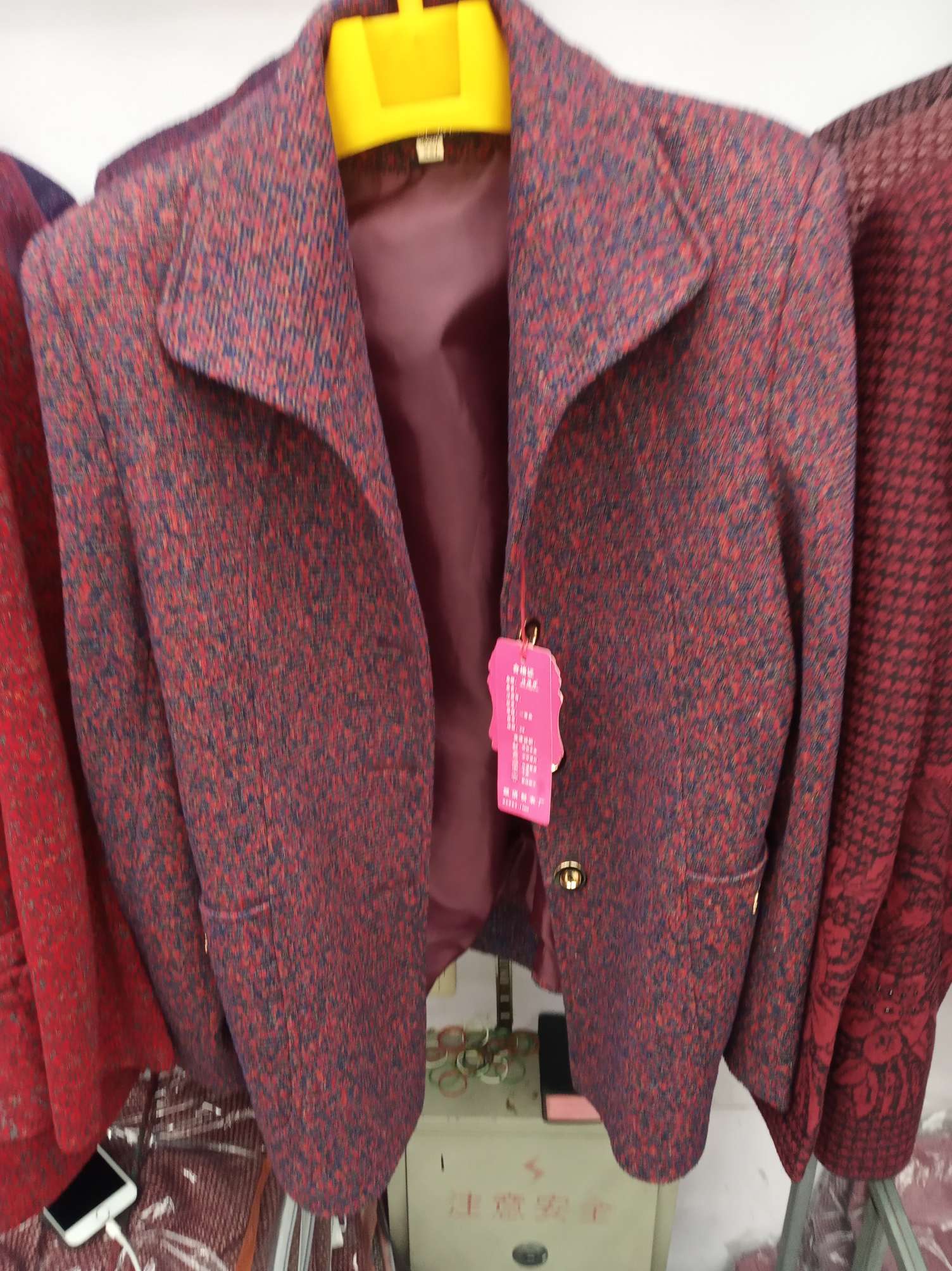 For middle-aged and elderly women, there are long-sleeved and short-sleeved cardigans for spring and autumn. For those aged 60 to 70, 80-year-old grandmothers wear tops and mothers wear autumn clothes