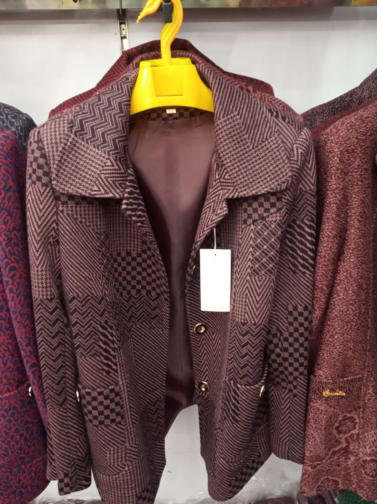 For middle-aged and elderly women, there are long-sleeved and short-sleeved cardigans. For those aged 60 to 70, 80-year-old grandmothers wear tops and mothers wear autumn clothes