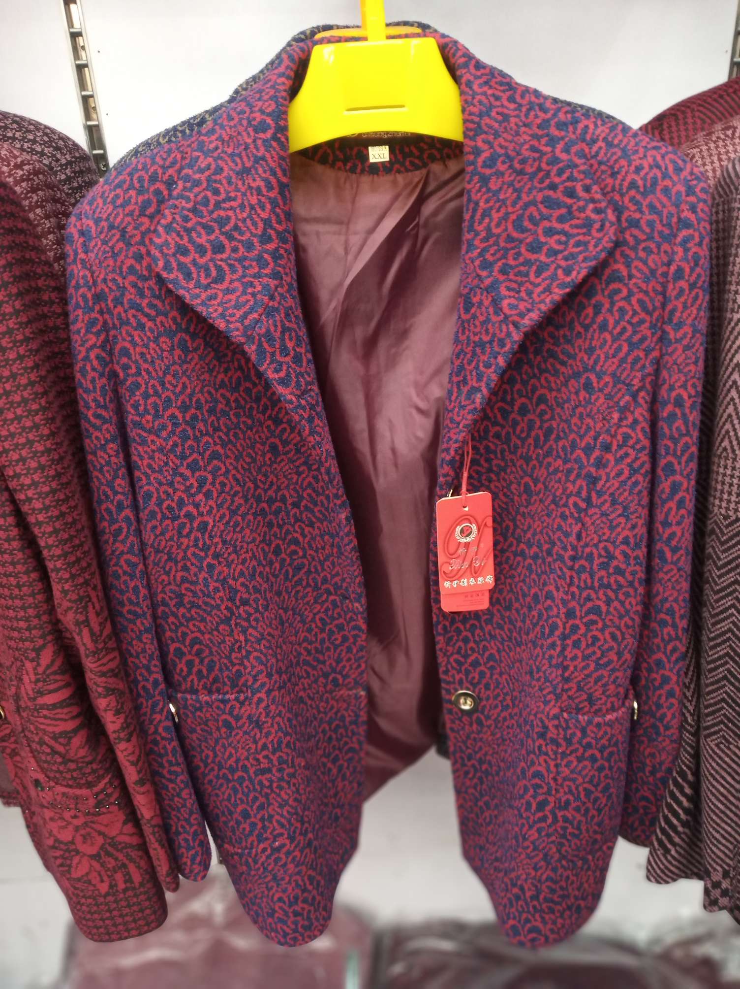 For middle-aged and elderly women, there are long-sleeved and short-sleeved cardigans for spring and autumn. For those aged 60 to 70, 80-year-old grandmothers wear tops and mothers wear autumn clothes