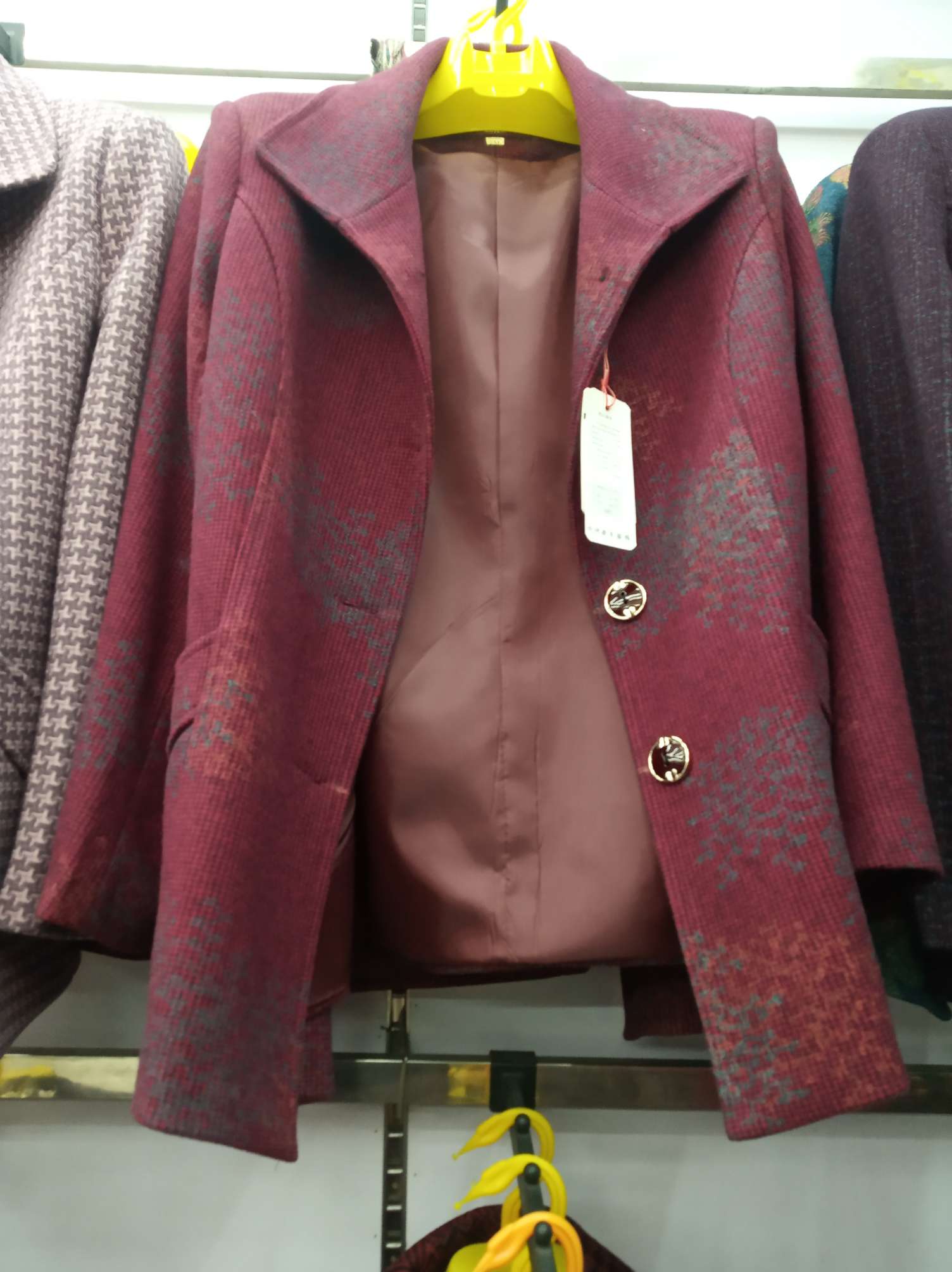 Middle-aged and elderly women wear autumn coats. For those aged 60 to 70, grandmothers wear top coats and mothers wear autumn clothes