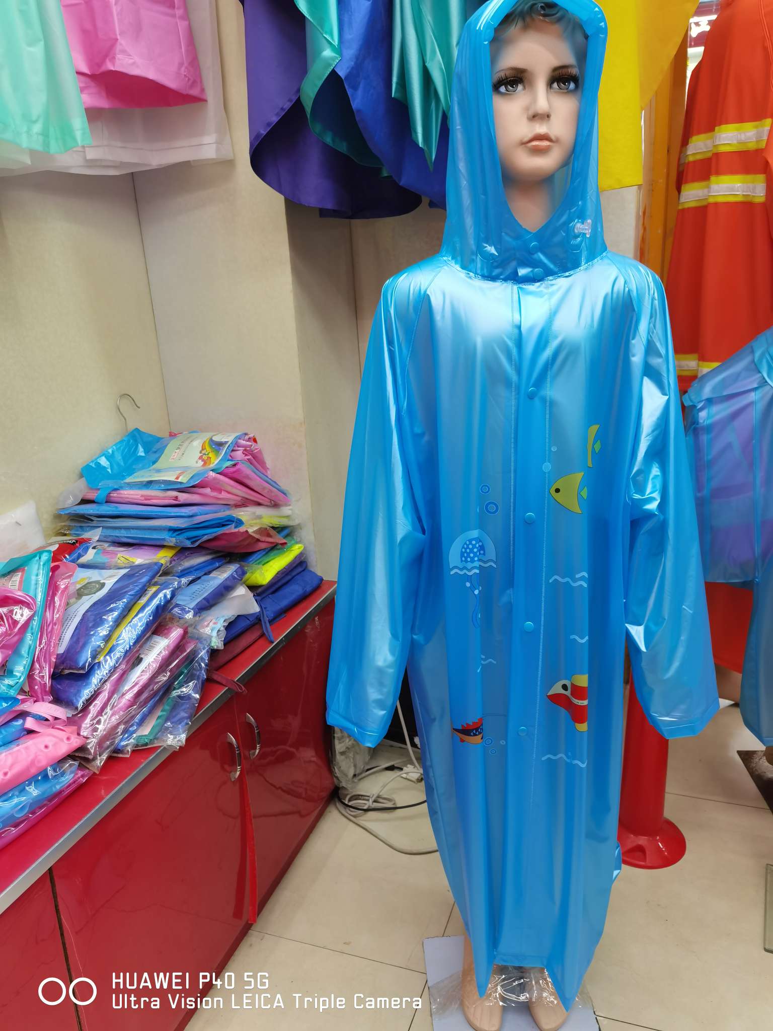 معاطف واقية من المطر للأطفال