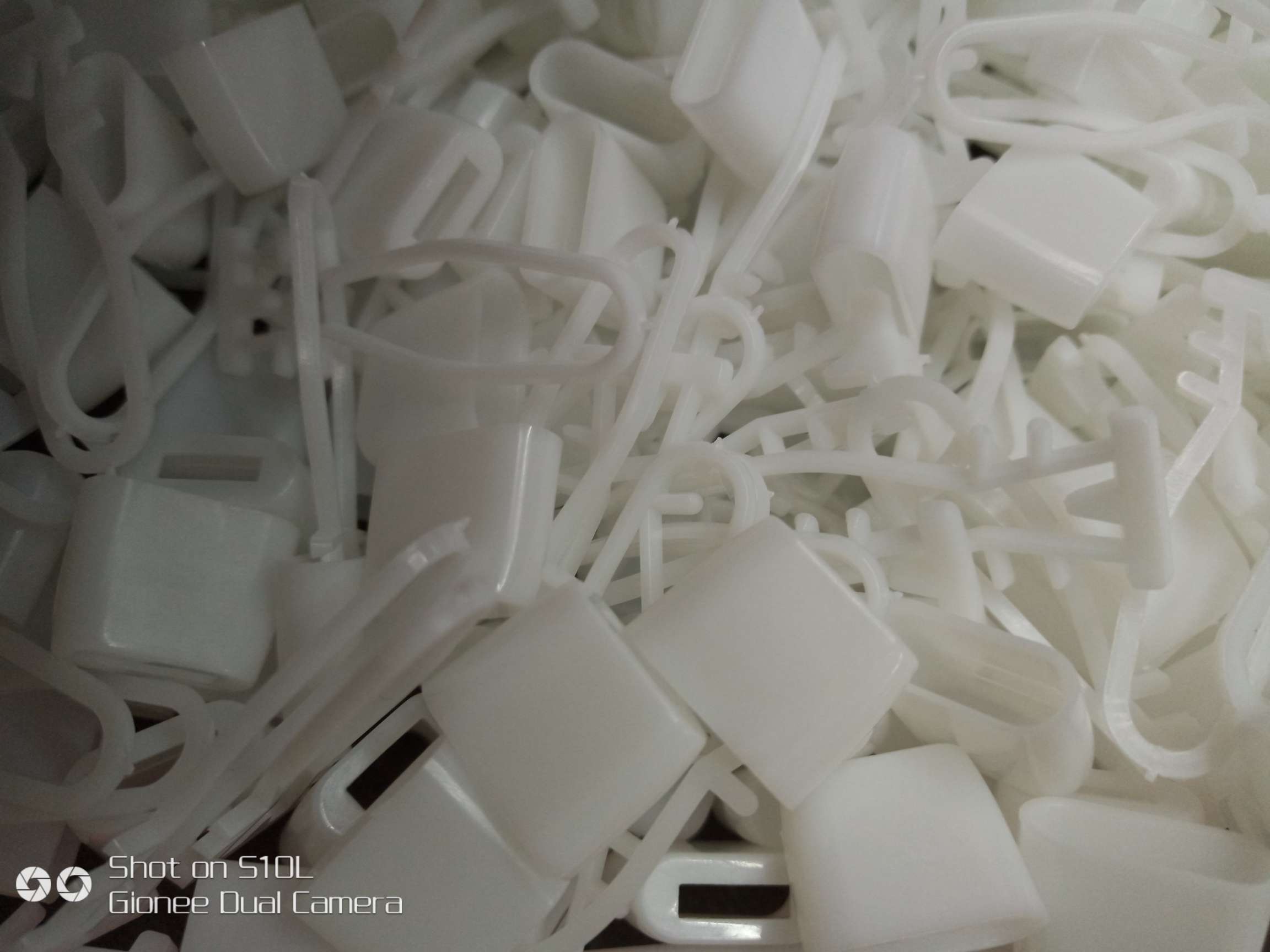 Packaging button net buckle, plastic net buckle, net bag sealing plastic buckle Application Scenario
