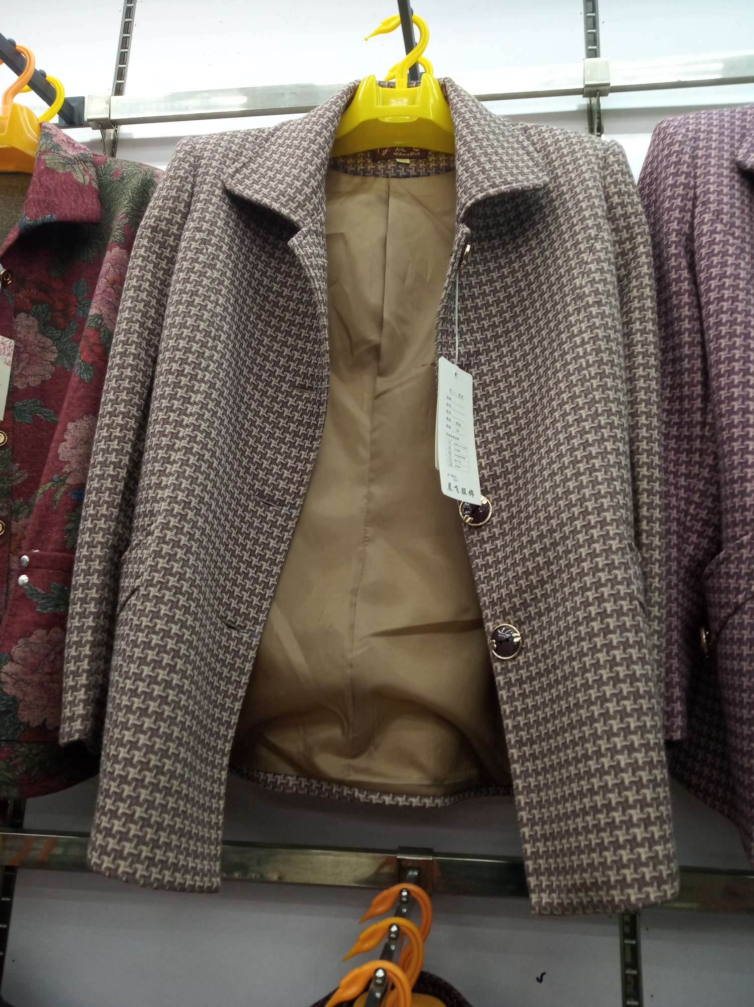 For middle-aged and elderly women, wear spring and autumn coats. For those aged 60 to 70, grandmothers wear top coats and mothers wear autumn clothes