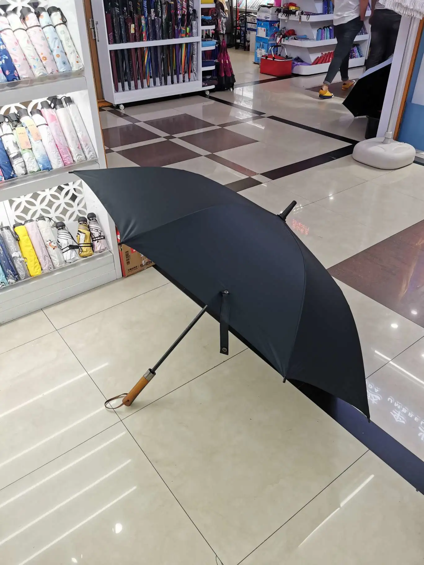 Long-handled 68.5*8k golf umbrella, solid wood handle, black rubber, sun protection and UV protection, high-end gift umbrella, advertising umbrella, can be printed with logo detail image 8
