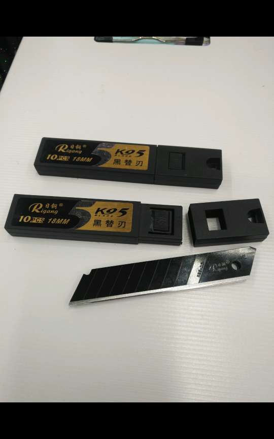 日钢RG-K95黑刃刀片18mm大美工刀片进口壁纸墙纸刀片裁纸刀片切割白底实物图