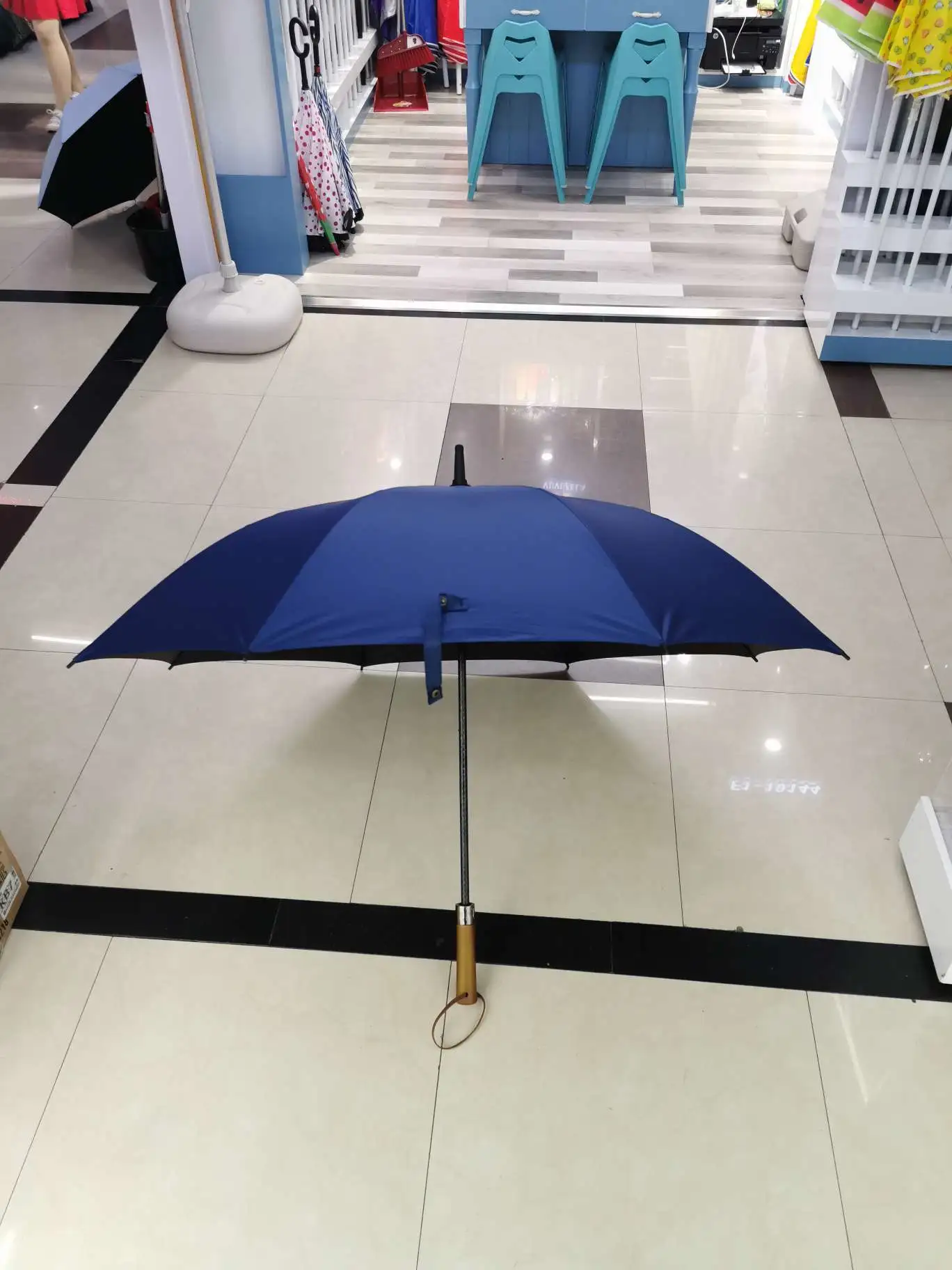 Long-handled 68.5*8k golf umbrella, solid wood handle, black rubber, sun protection and UV protection, high-end gift umbrella, advertising umbrella, can be printed with logo detail image 7