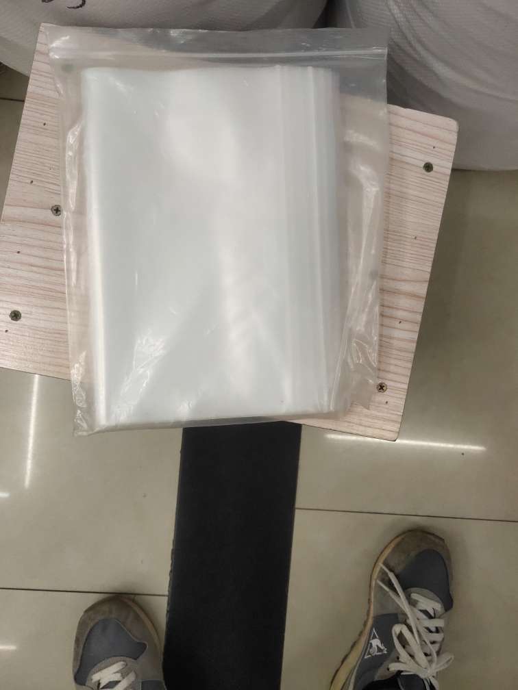 Self-sealing bag 7