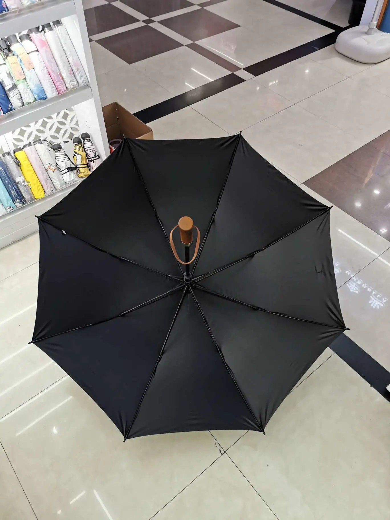 Long-handled 68.5*8k golf umbrella, solid wood handle, black rubber, sun protection and UV protection, high-end gift umbrella, advertising umbrella, can be printed with logo detail image 2