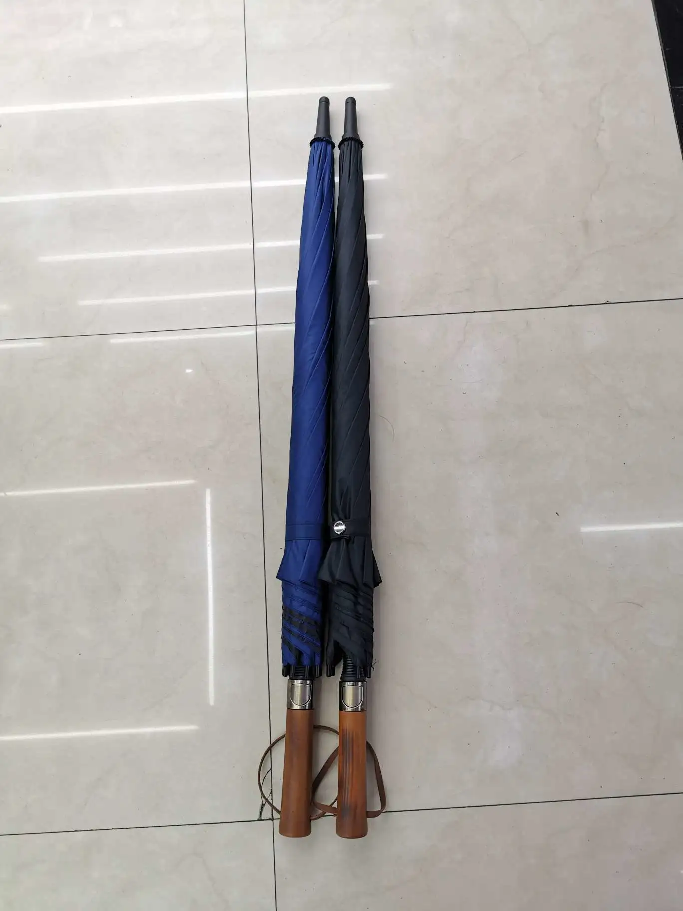 Long-handled 68.5*8k golf umbrella, solid wood handle, black rubber, sun protection and UV protection, high-end gift umbrella, advertising umbrella, can be printed with logo detail image 1