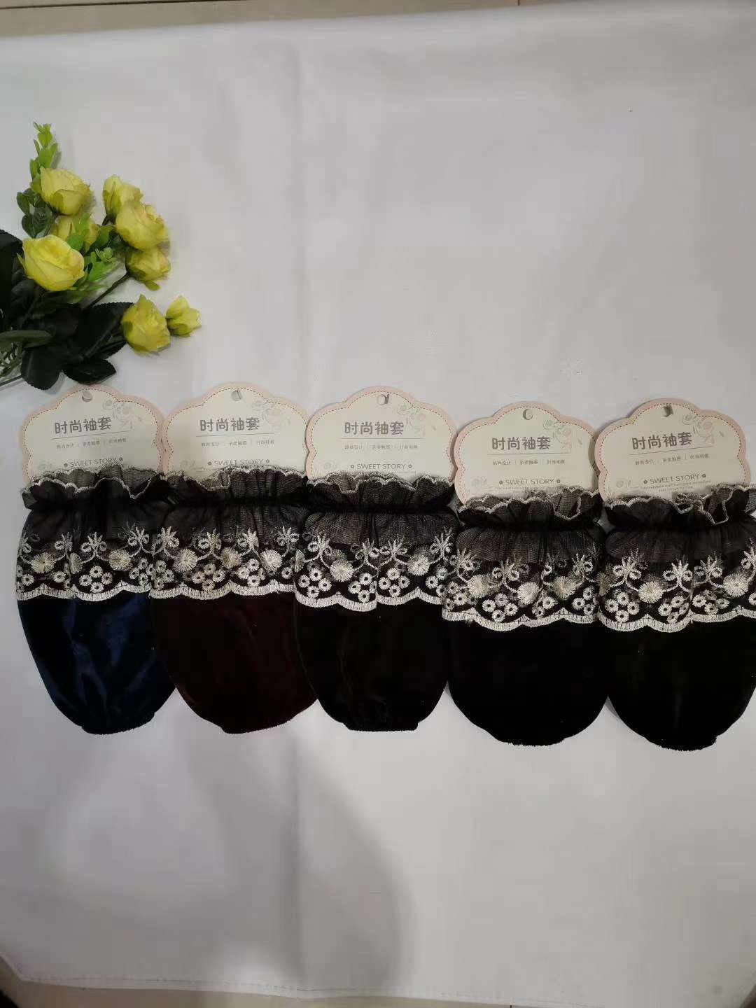 Fashionable velvet lace sleeves 3