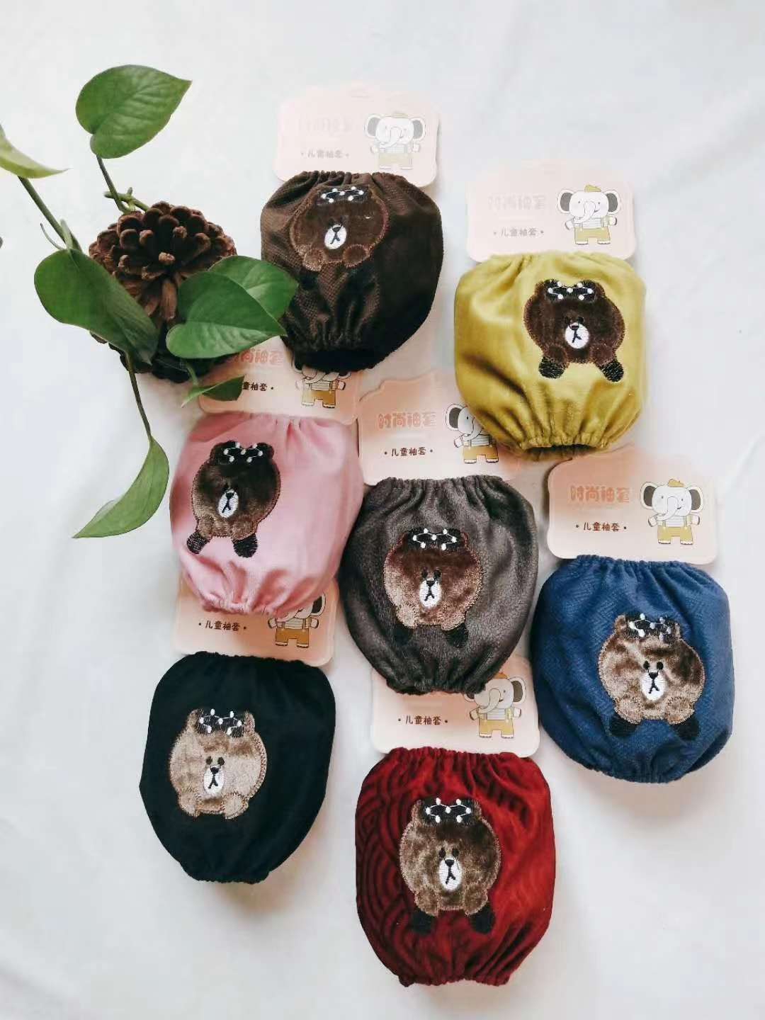 Fashionable sleeve sleeves with a short bear head