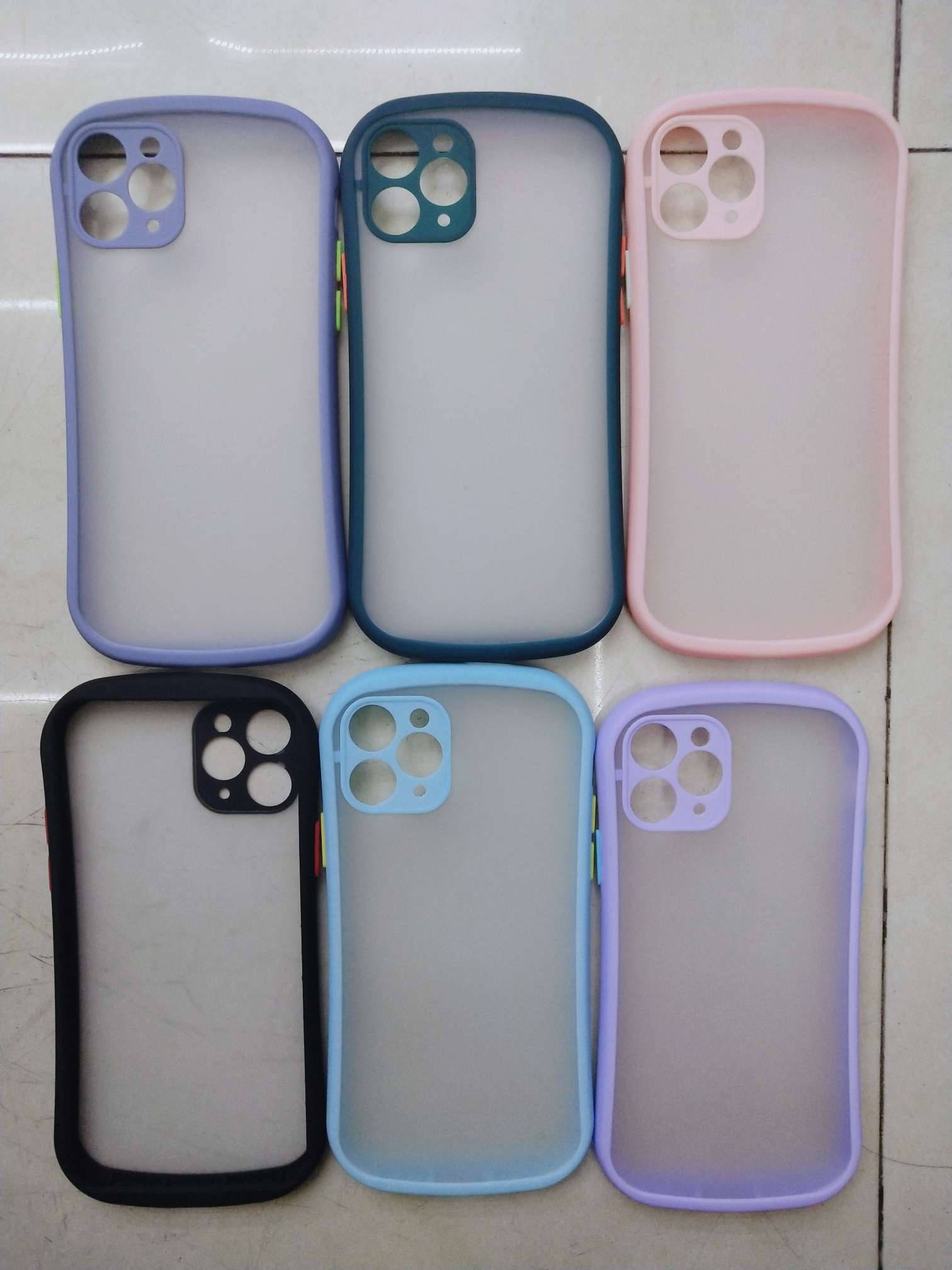 Small waist-sensitive color contrast button phone case
