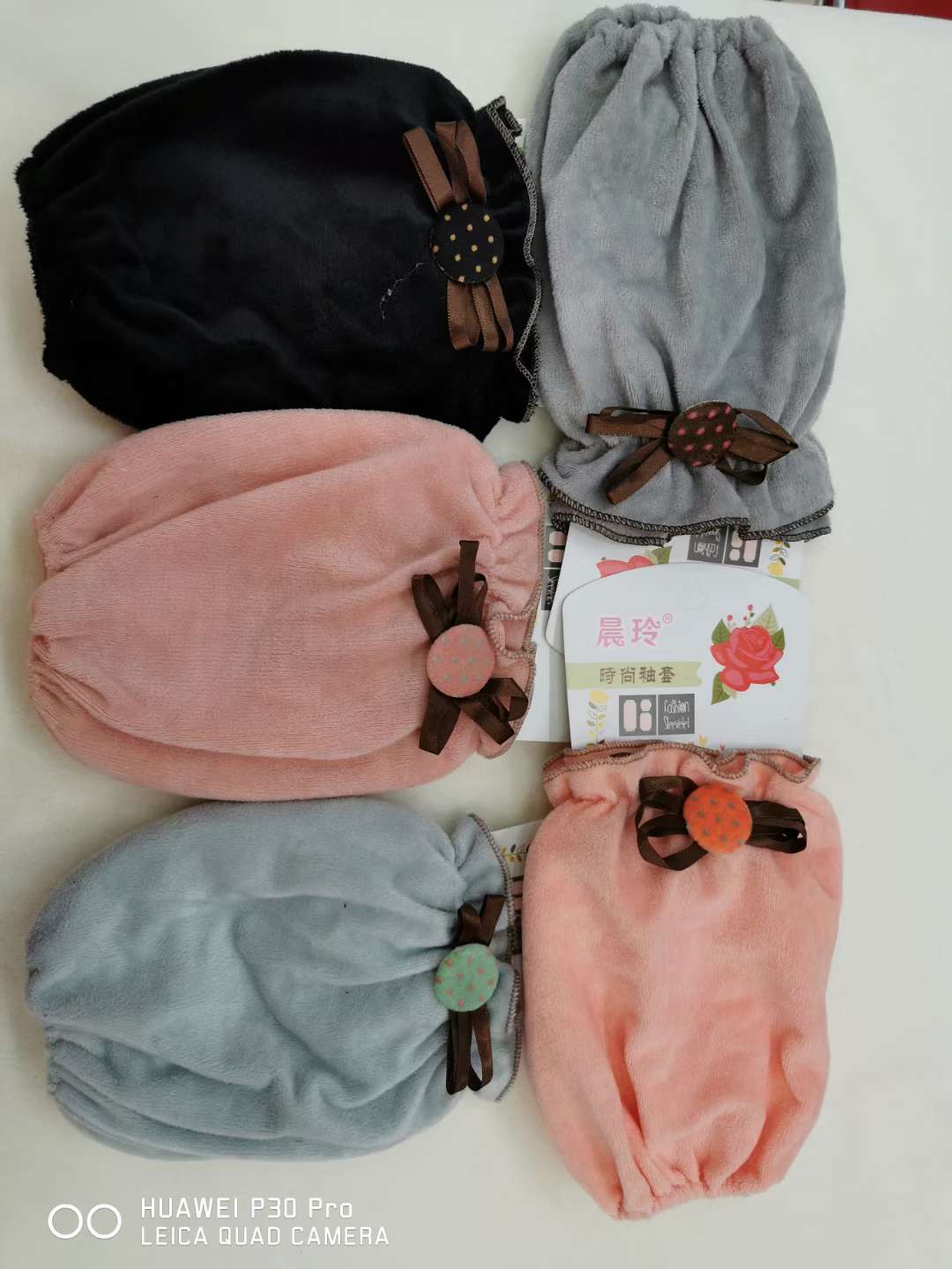 Fashionable sleeve with ribbon flowers