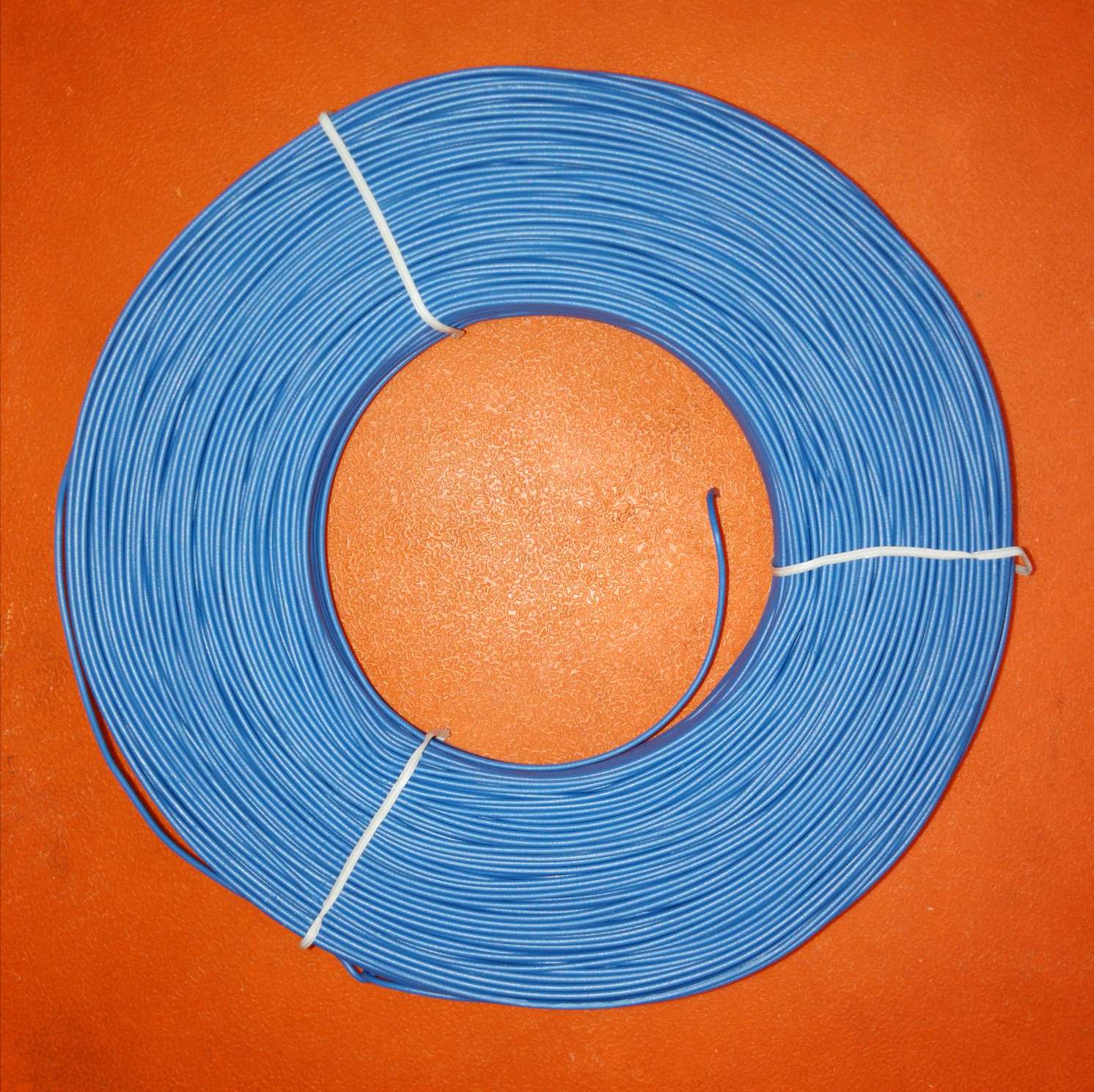 电镀锌铁丝扎线白色扁铁丝0.45宽度2.0 PVC包胶扎丝一卷340米左右铁扎带一件40卷可裁剪方便捆绑捆扎小物品详情4