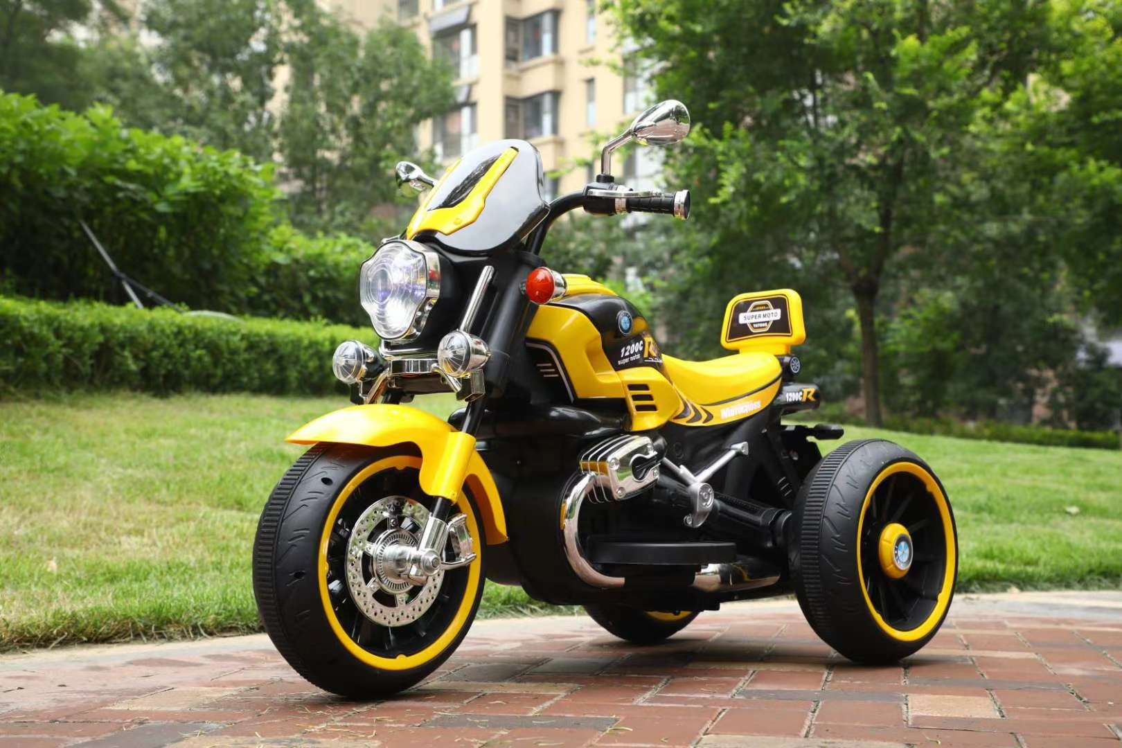 Product model: YT-2188 Harley Prince motorcycle
Color: red, blue, white, yellow details Picture