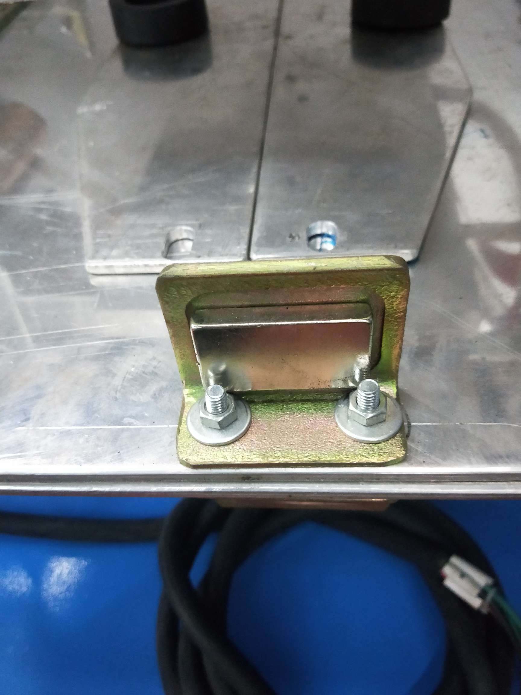 Slide table machine magnet