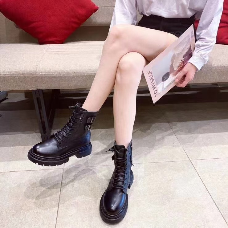Leather fashionable Dr. Martens boots Specification image