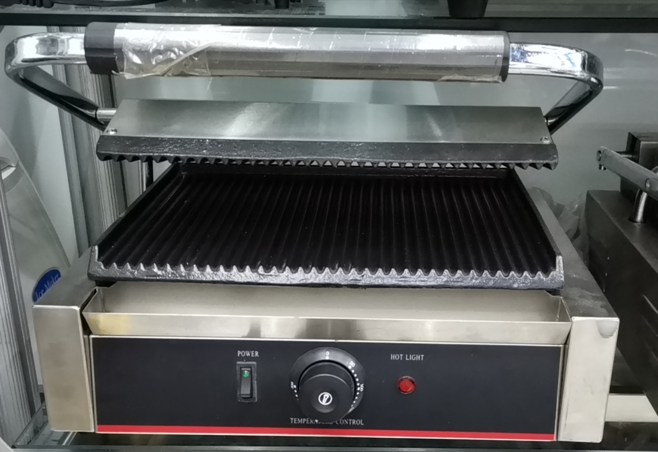 The 811E multi-functional grill is a must-have for commercial and hotel kitchens