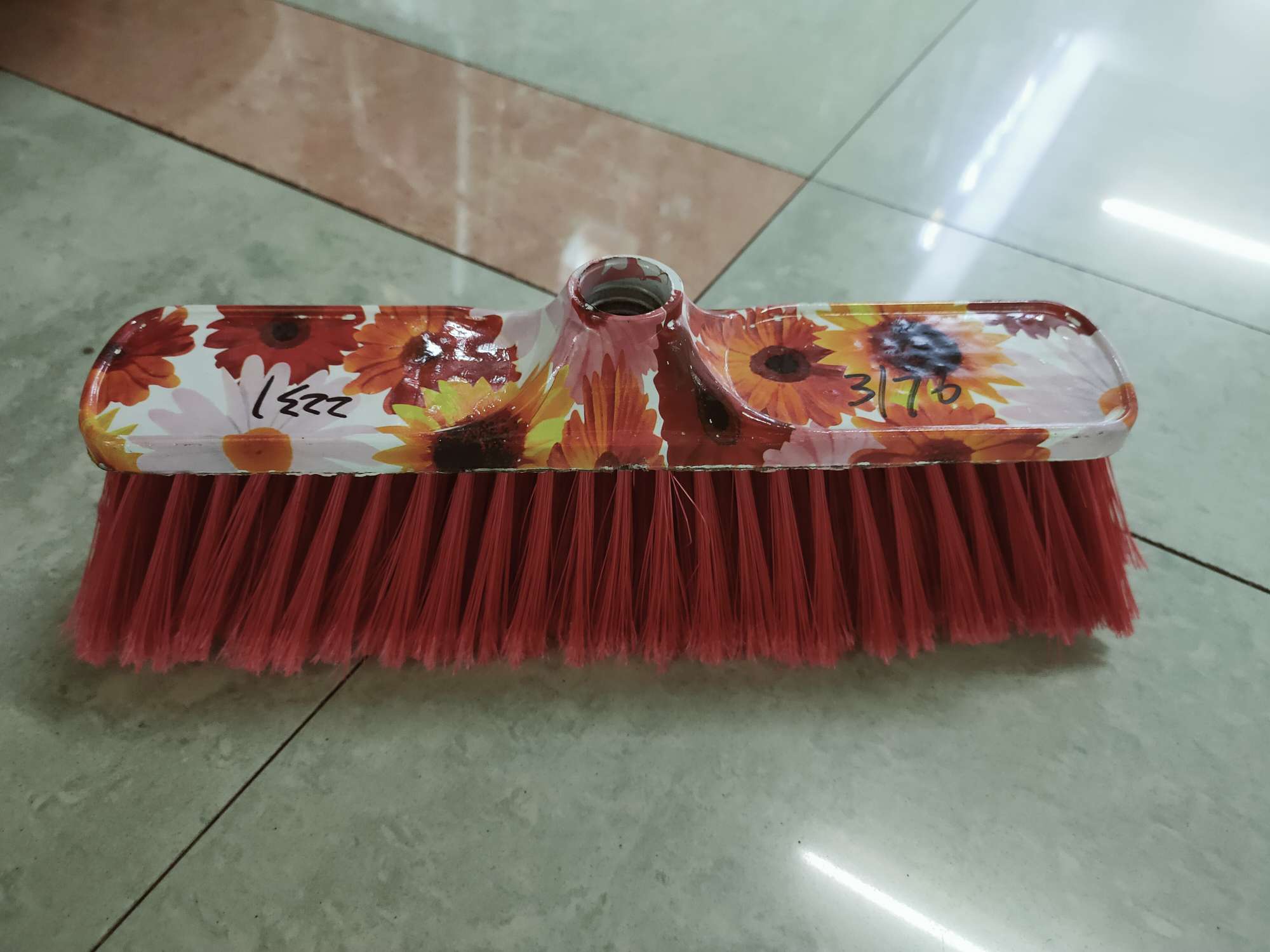 All kinds of brooms of various colors Specification image