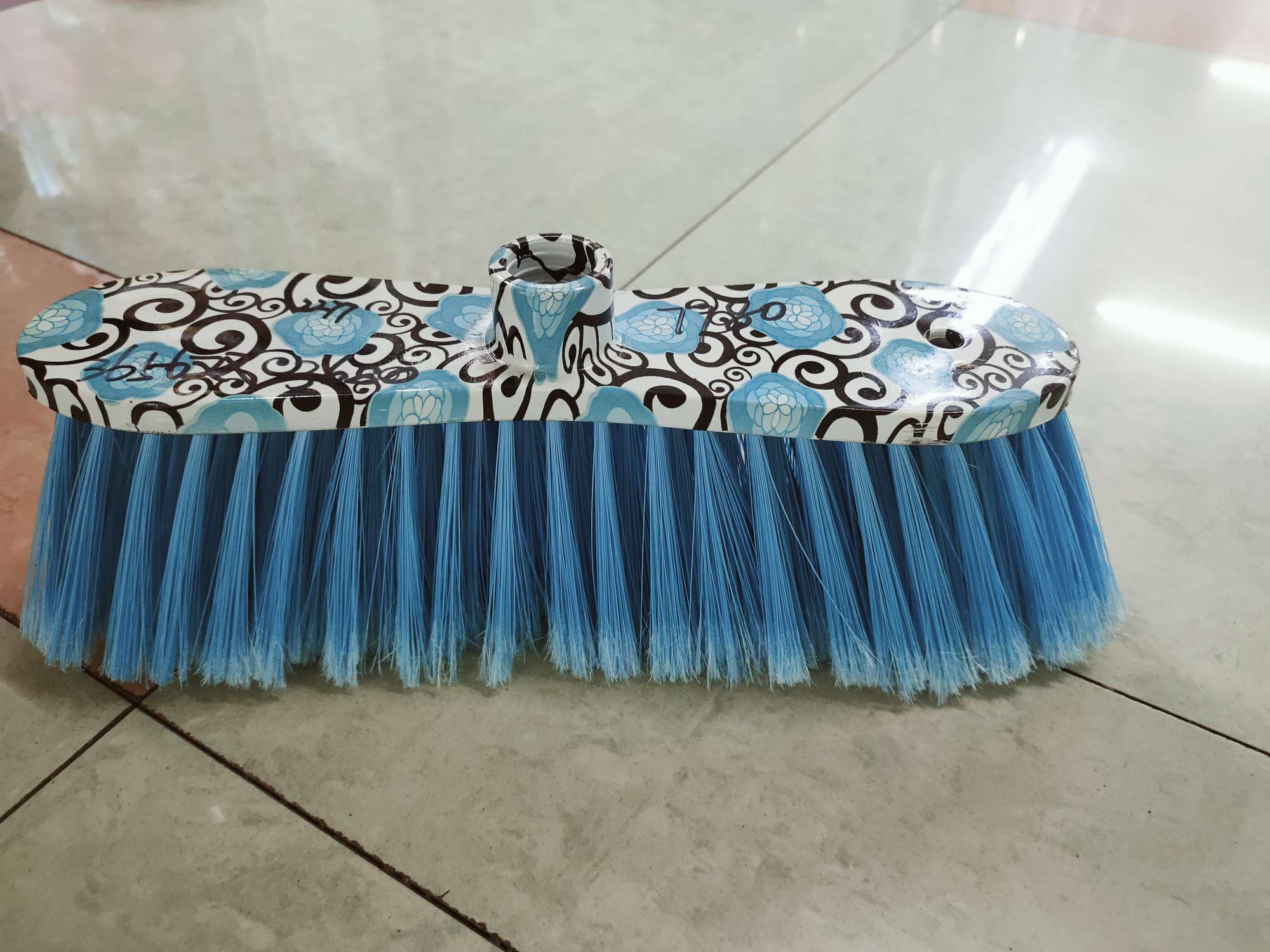 All kinds of brooms of various colors details Picture