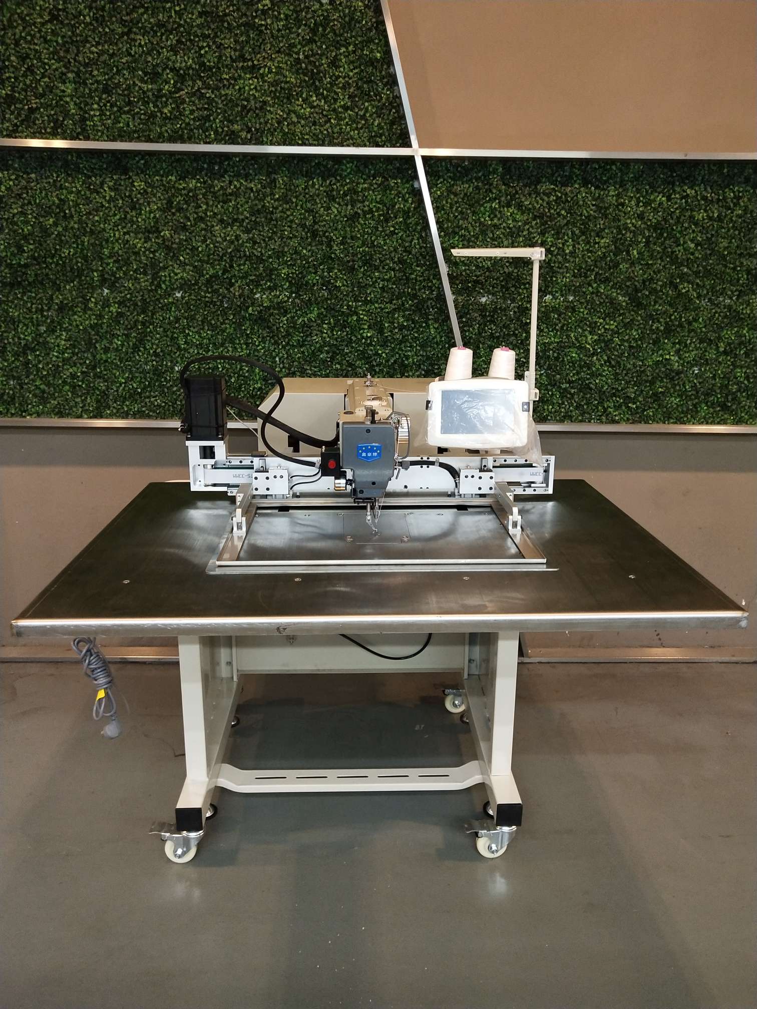 Xinhao 6040 large range of computer flower prototype wine box, notebook, book atlas and other automatic sewing boxes and bags sewing machine thumbnail