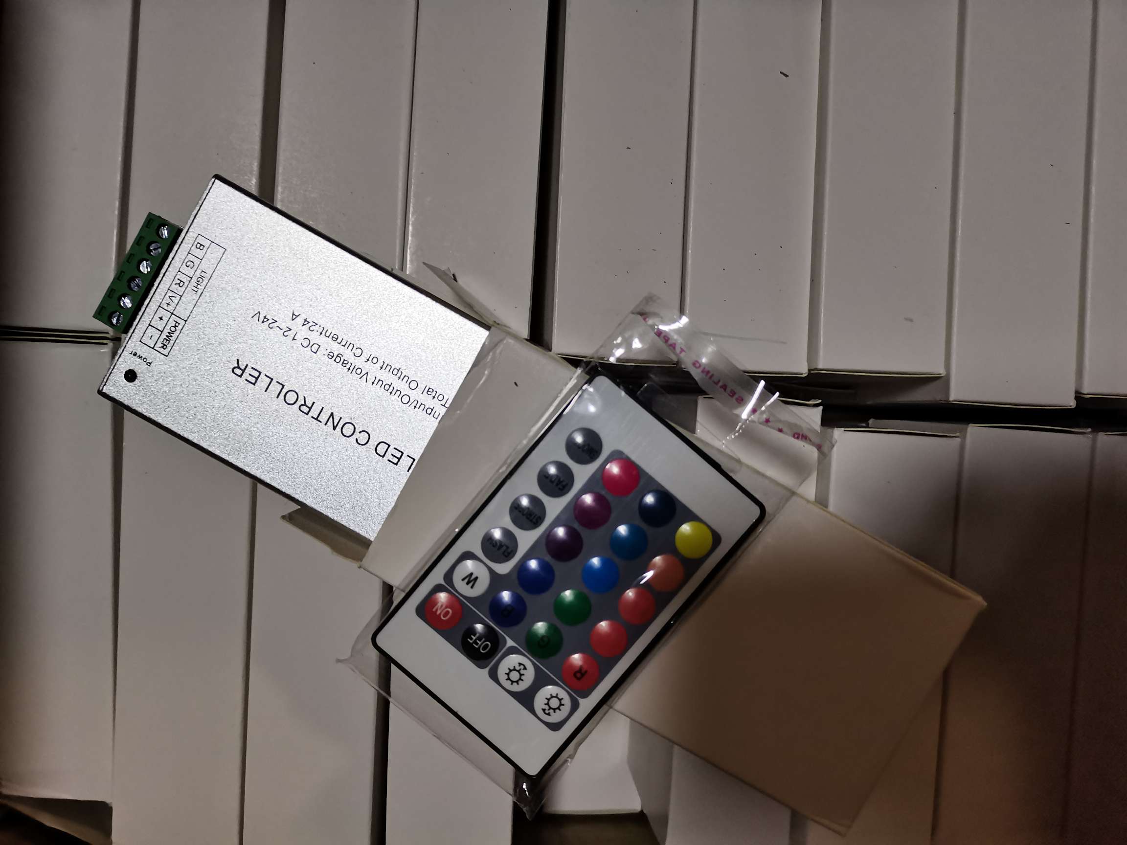 LED彩灯控制器  12V彩灯电源白底实物图