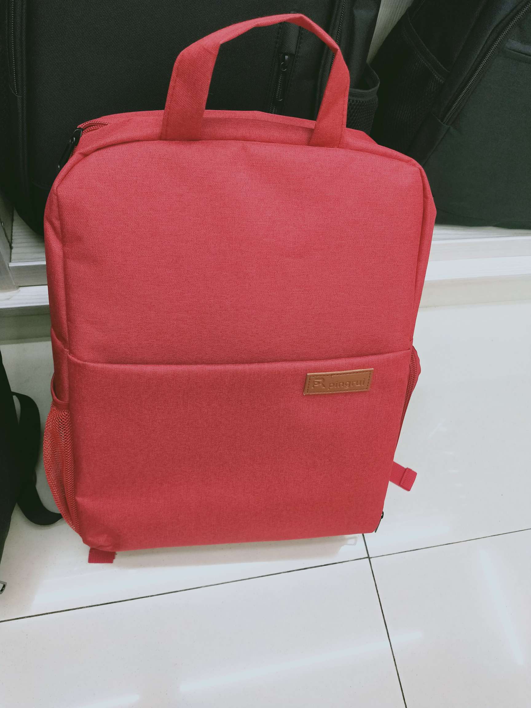 红色可以放鞋子双肩包