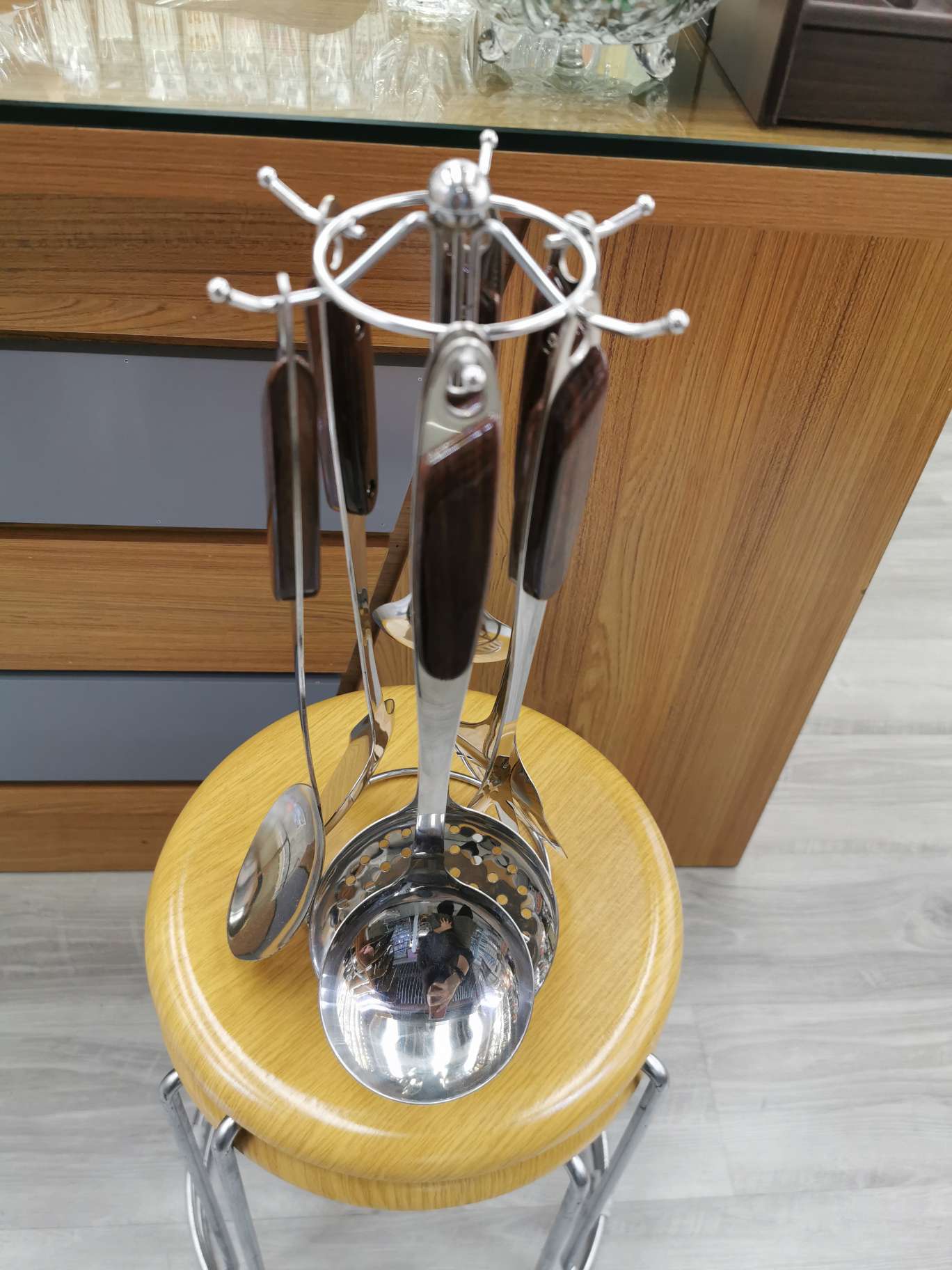 Seven-piece kitchenware set with diagonal handles