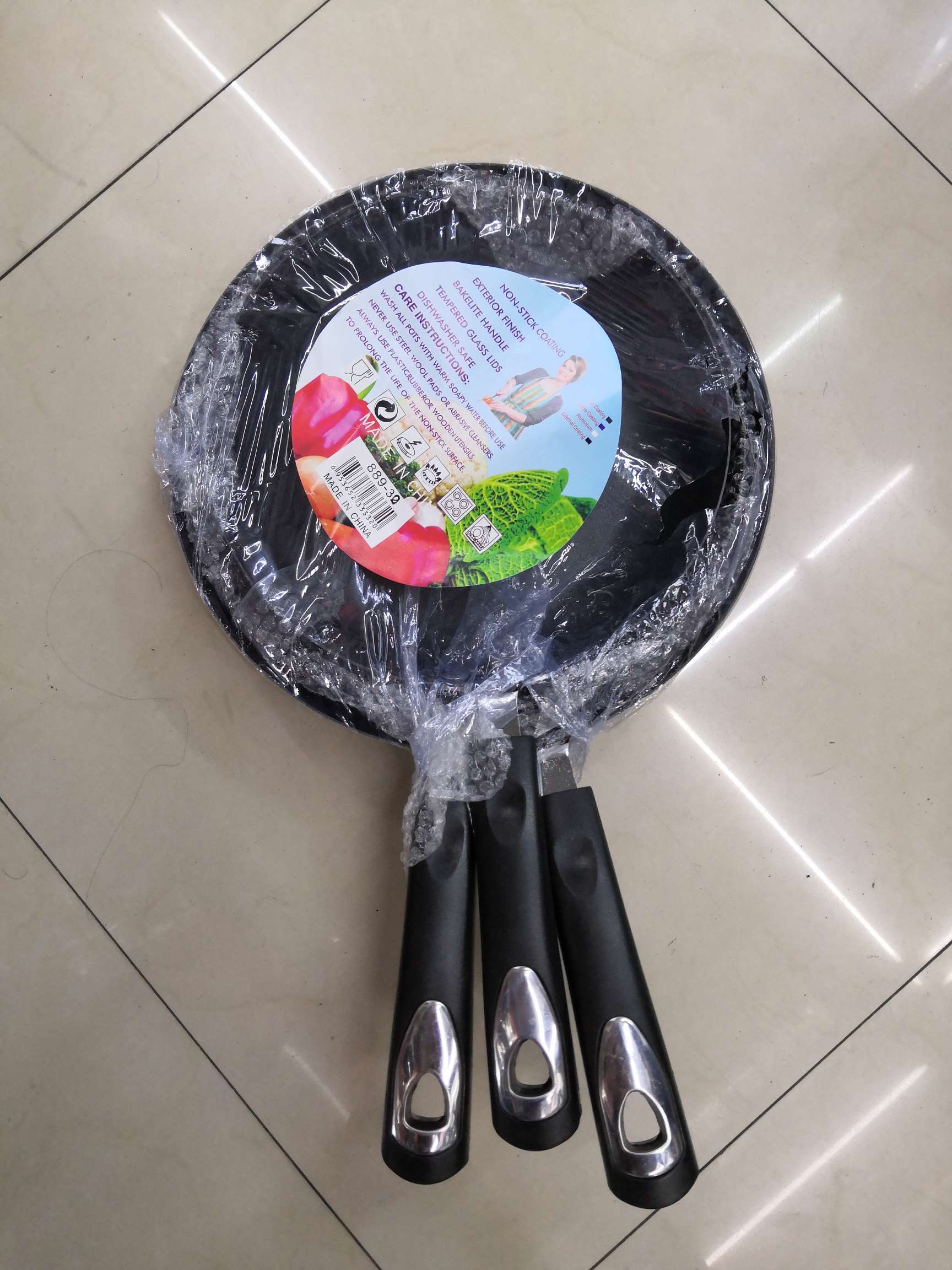 A 26 cm smoke-free and non-stick frying pan