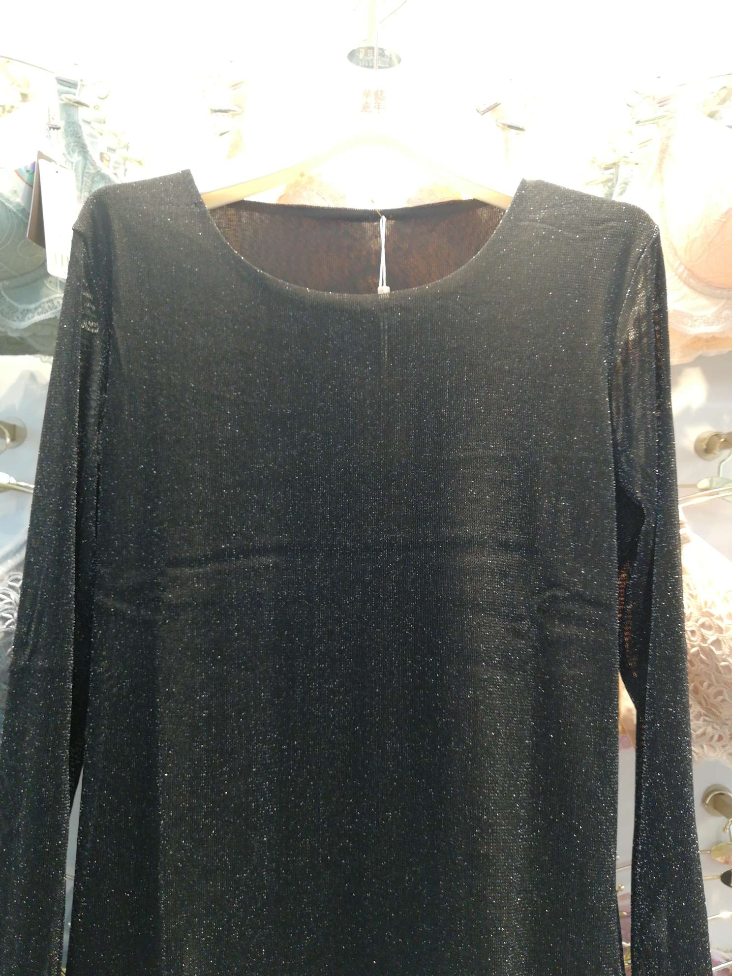 Black round-neck base layer shirt detail image 1
