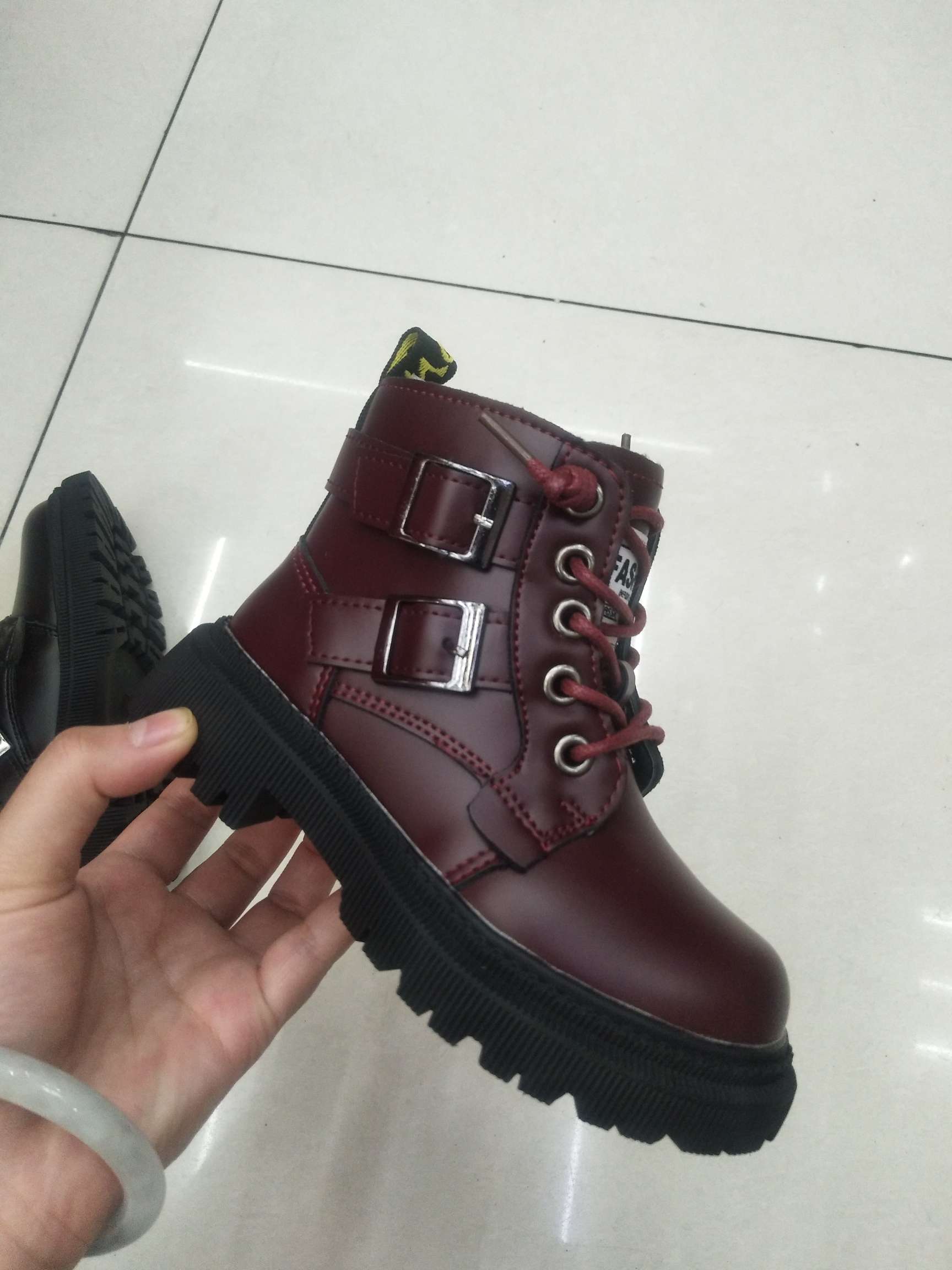 男式板鞋实物图