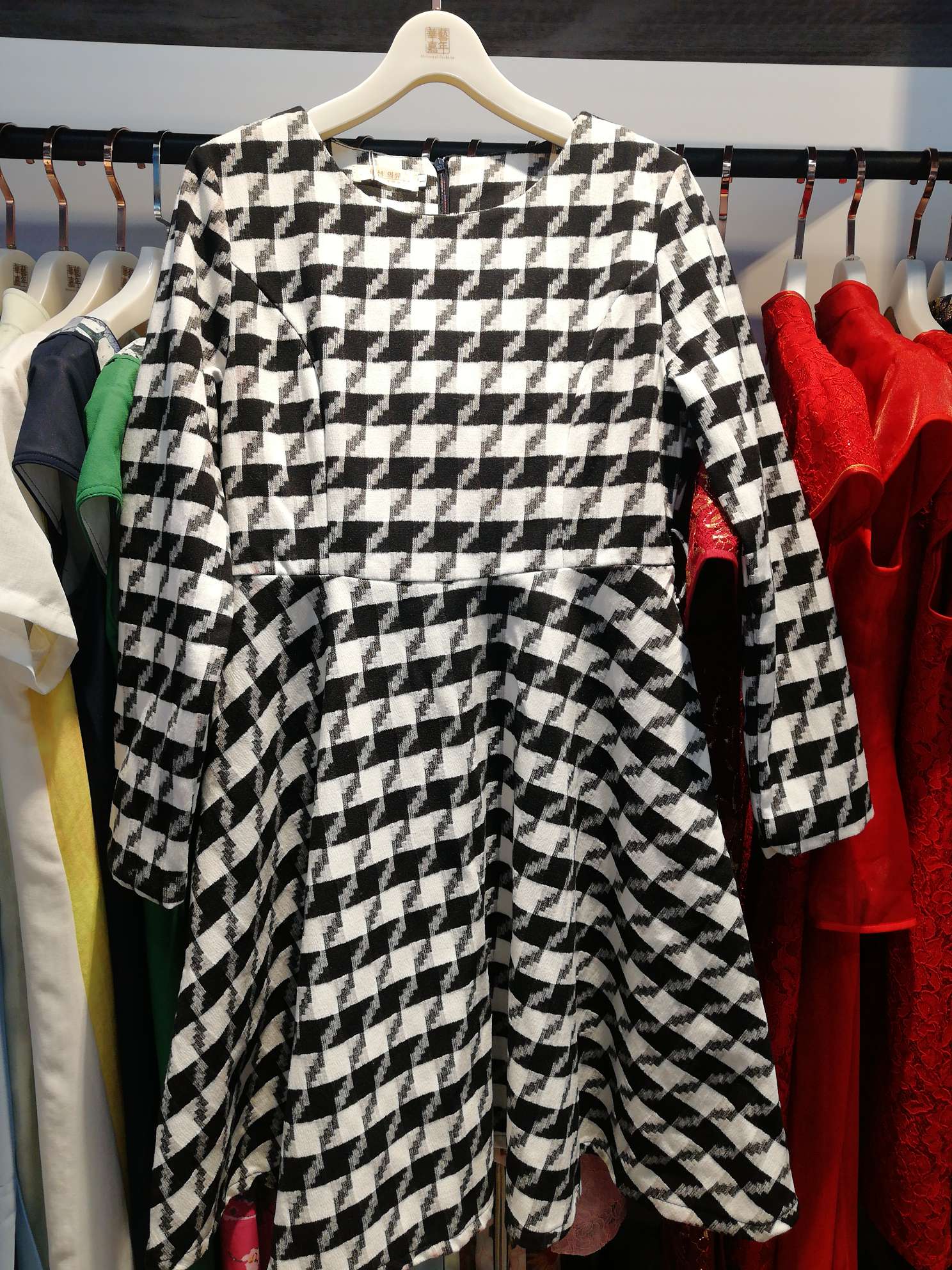 Black and white checkered detail image 1