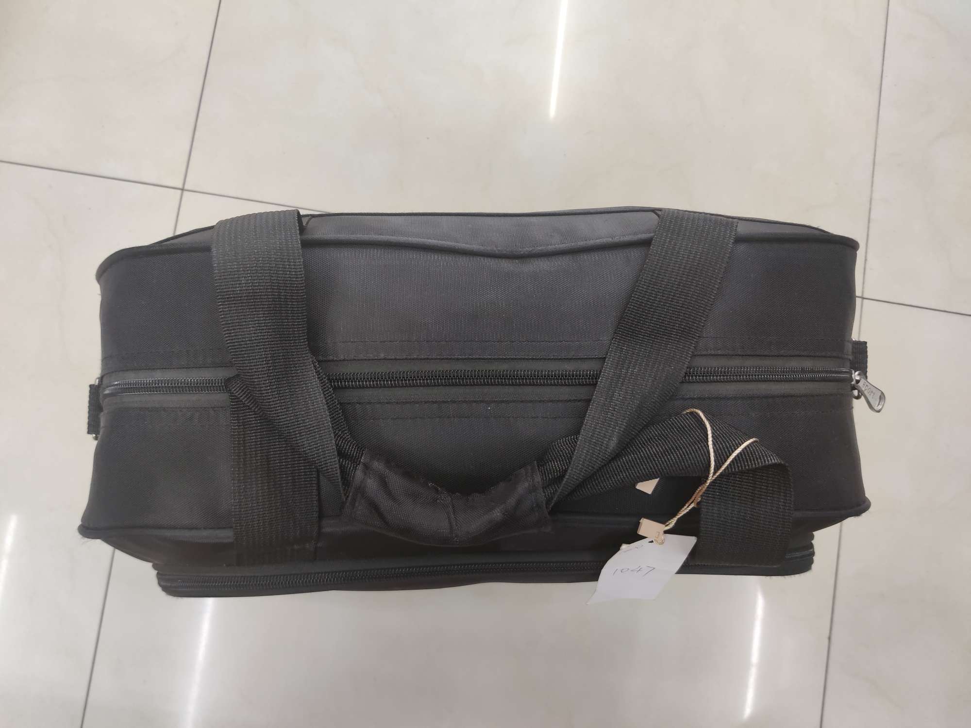 男士手提包实物图