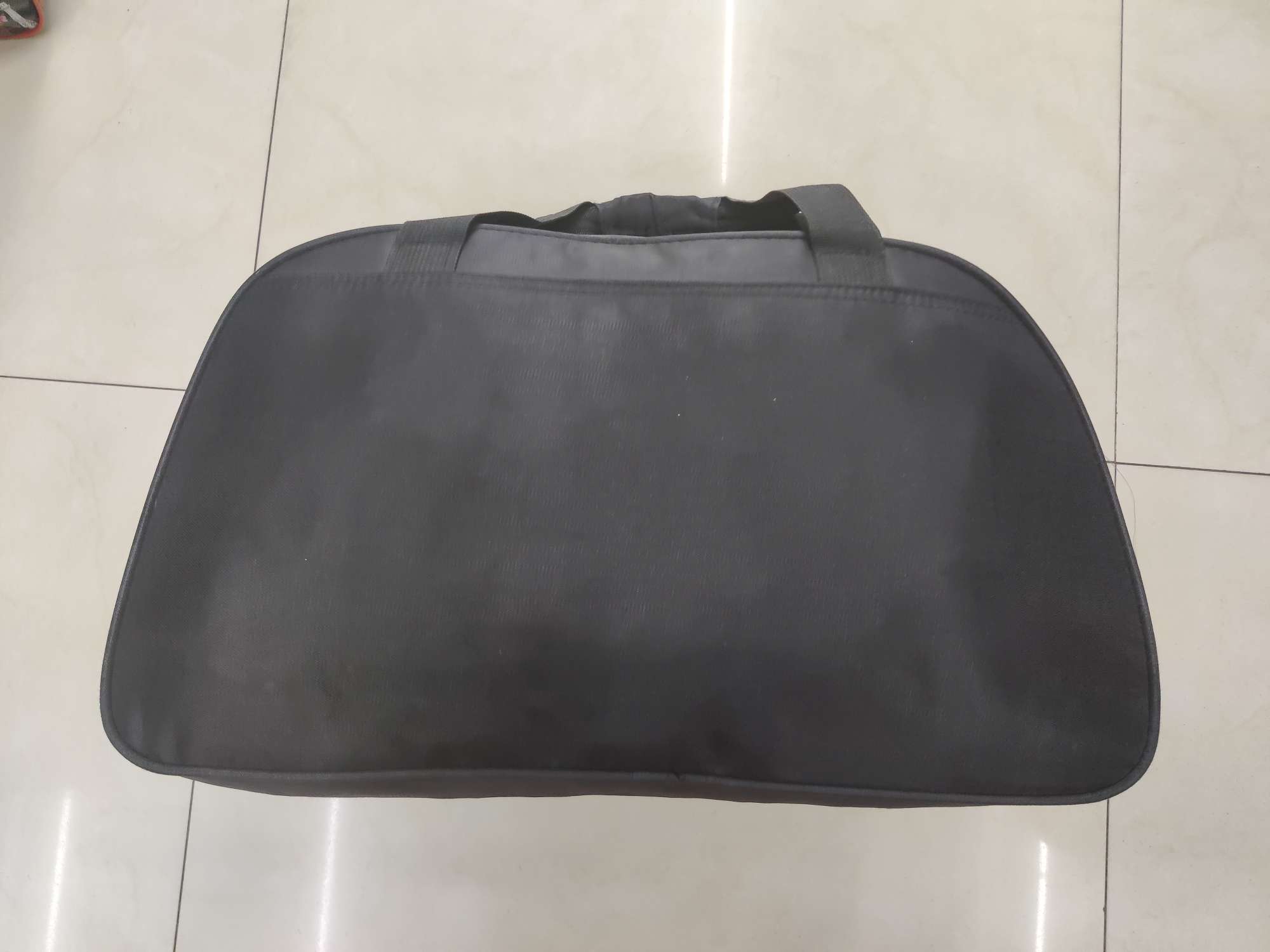 半圆旅行包细节图