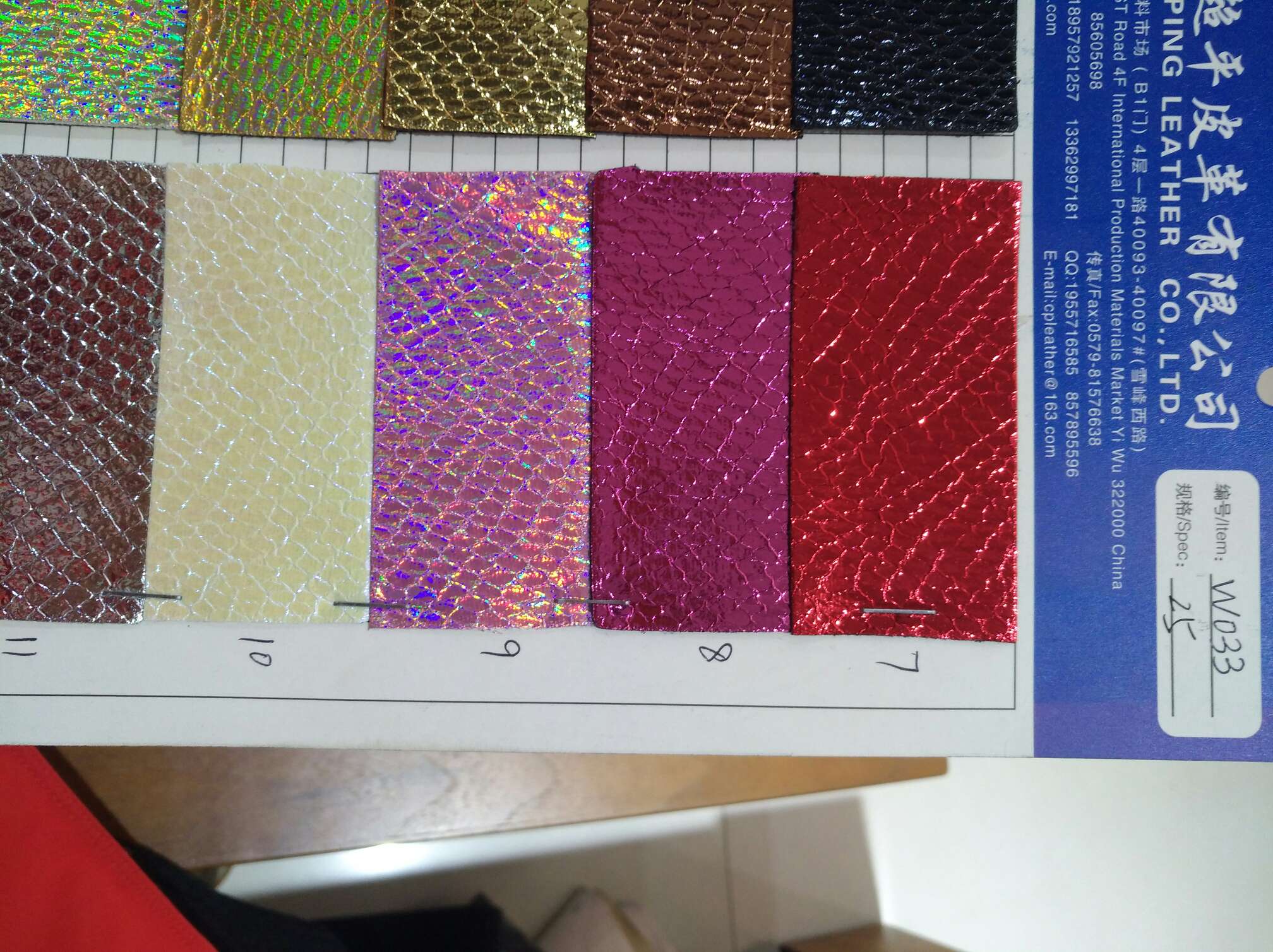 New in-stock PU leather eco-friendly fabric for luggage, B-100 texture PU leather with a skin-friendly touch, custom-made leather fabric, a best-selling material details Picture