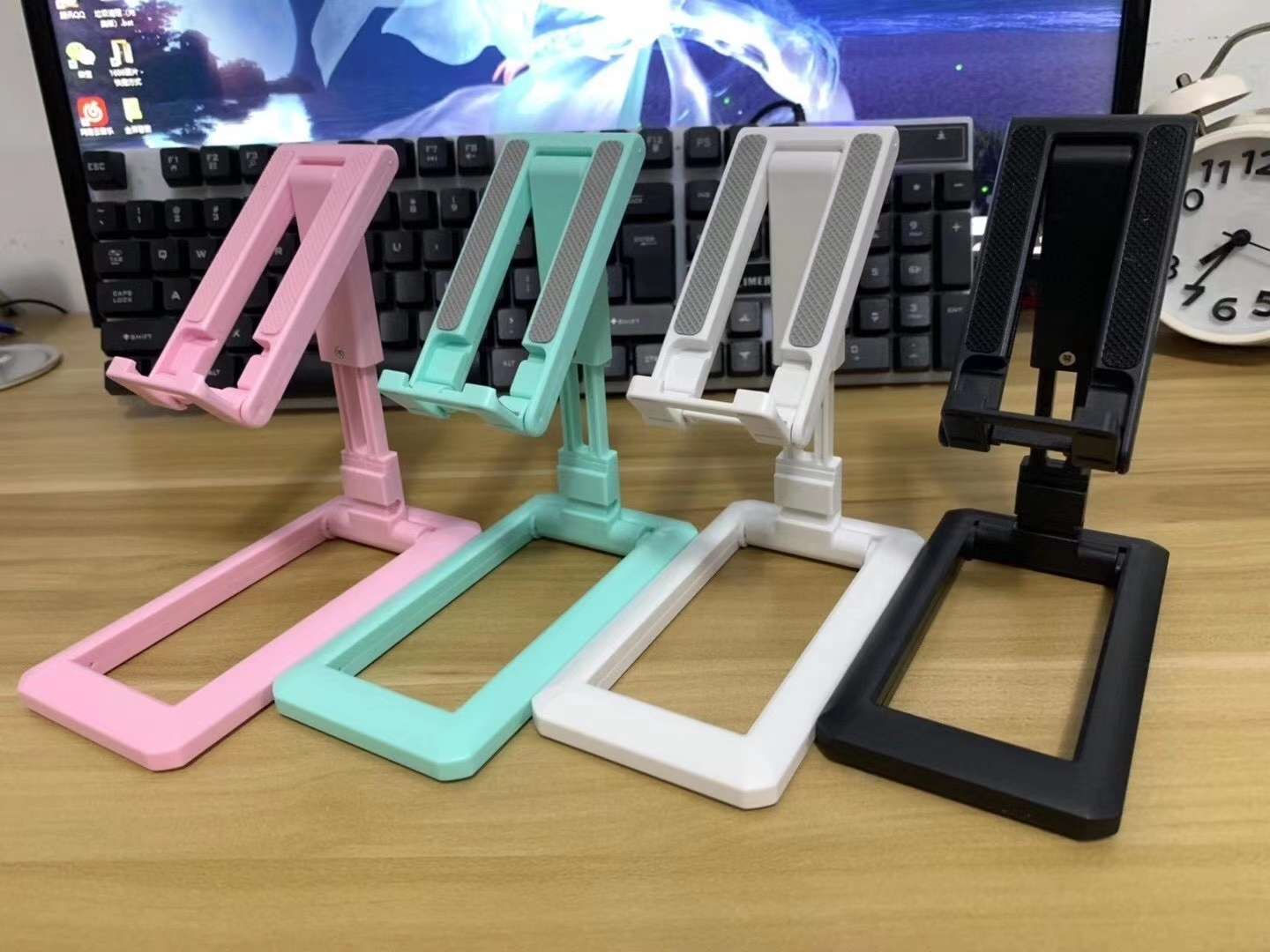 Triple fold and stretch the phone holder