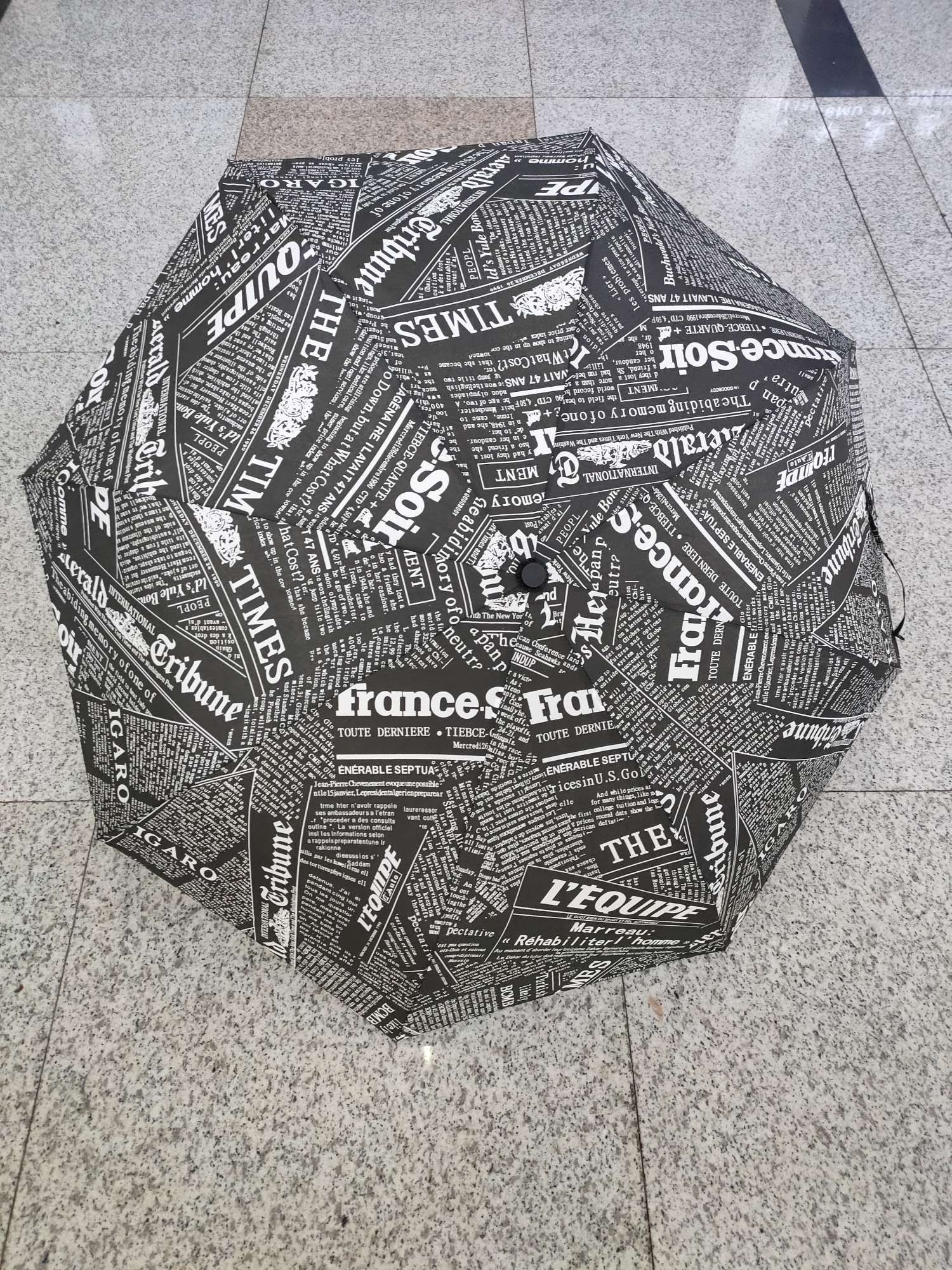 55cm8k three-fold ultra-mini umbrella, PG fabric printed Parisian letter umbrella Application Scenario