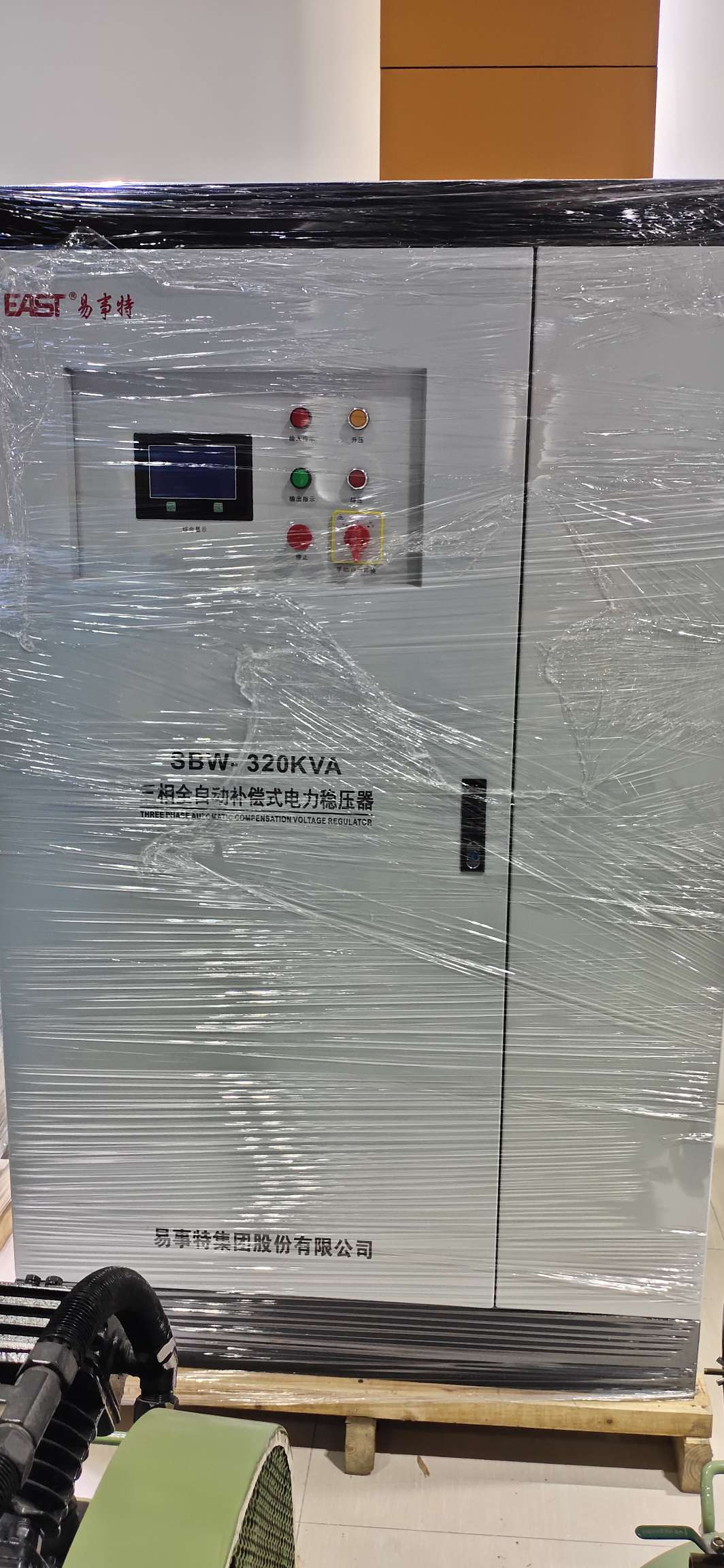 三相全自动补偿电力稳压器SBW-320KVA