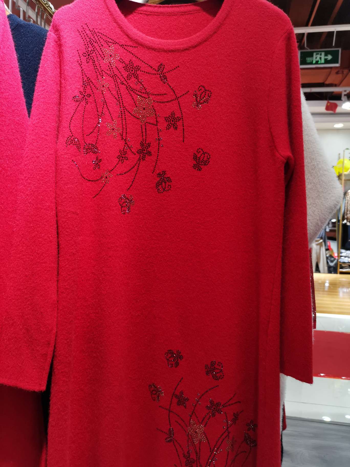 A large round-neck knitted dress in a bright red color with embossed diamond flowers, a casual, fashionable and versatile piece of clothing, a mid-length top for women's wear