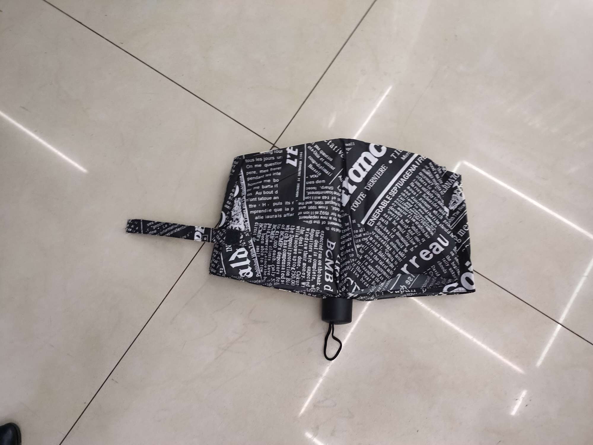 55cm8k three-fold ultra-mini umbrella, PG fabric printed Parisian letter umbrella detail image 3