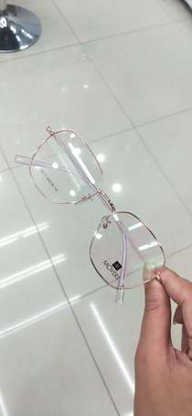 Nearsighted glasses have square frames
