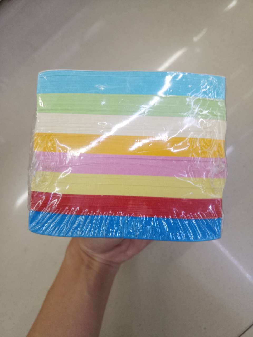 方形8色彩纸混色/80g 
规格:8.8×8.8cm
便条纸细节图