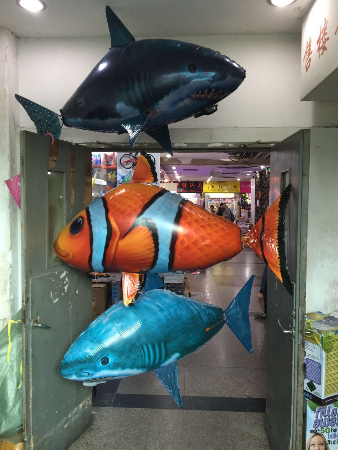 Remote-controlled shark toys, flying fish, suspended clownfish, remote-controlled fish that can fly, electric flying balloons, proposal and wedding celebration details Picture