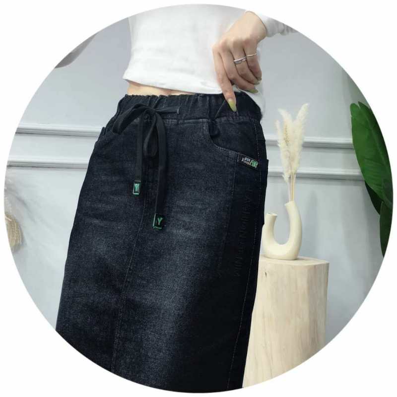 For the autumn and winter of 2020, there is a black, non-fading denim long tight bag skirt with an elastic waist and a split halfway details Picture