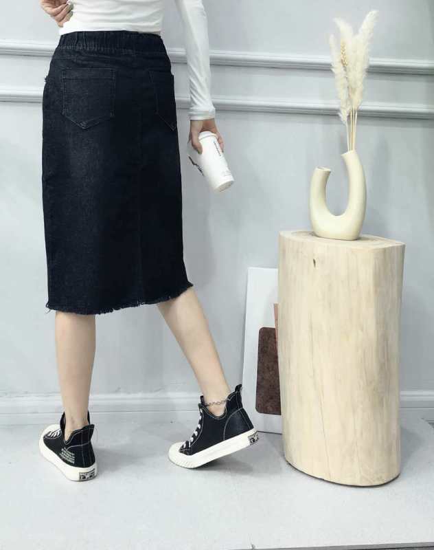 For the autumn and winter of 2020, there is a black, non-fading denim long tight bag skirt with an elastic waist and a split halfway Specification image