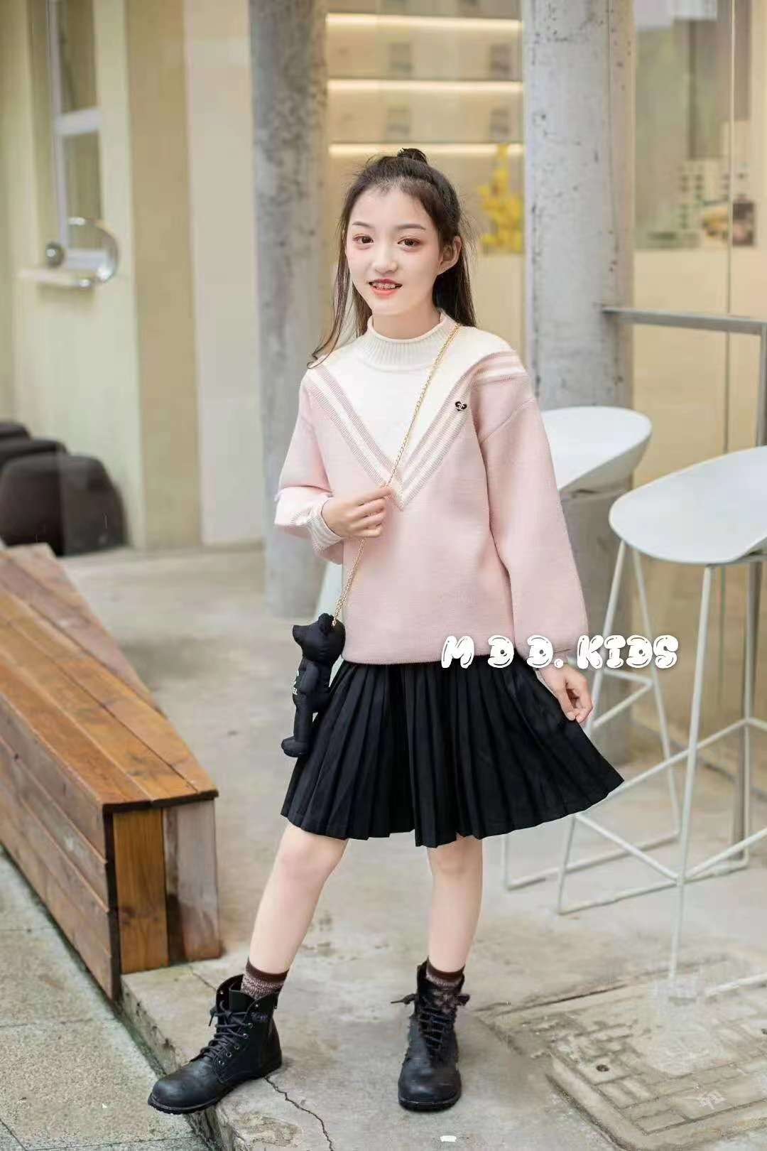 Large women's sweater thumbnail