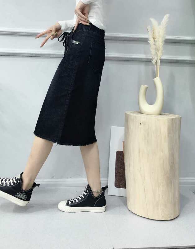 For the autumn and winter of 2020, there is a black, non-fading denim long tight bag skirt with an elastic waist and a split halfway Item Picture